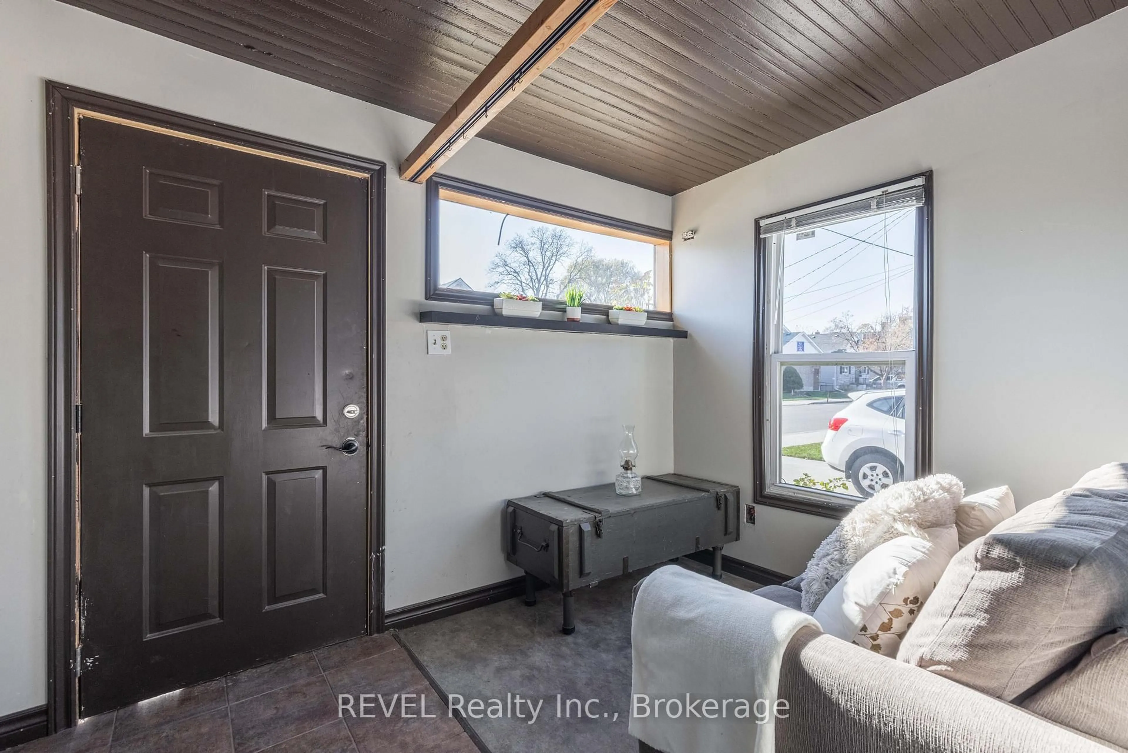 Indoor entryway for 6133 Prospect St, Niagara Falls Ontario L2G 1G9