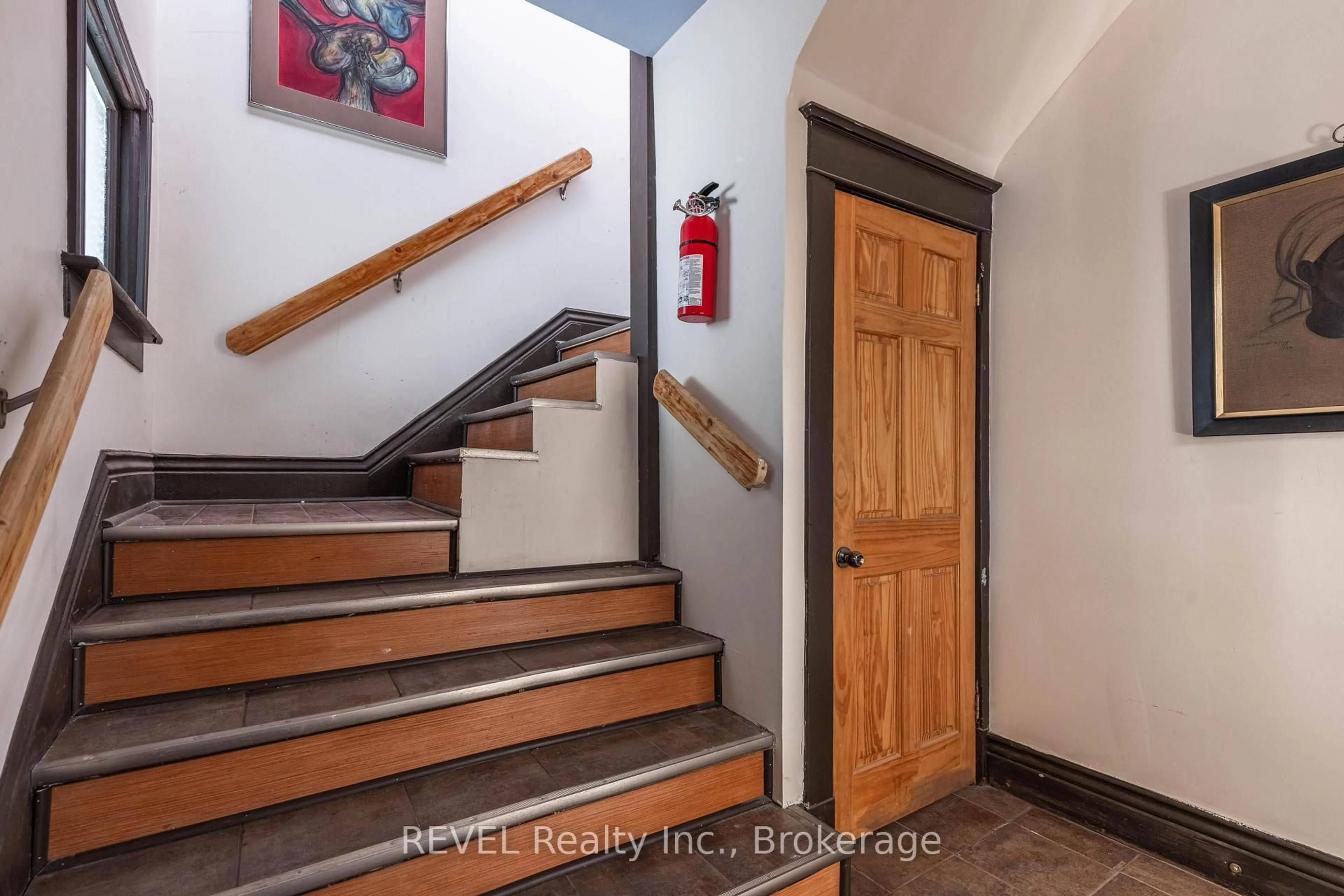 Indoor entryway for 6133 Prospect St, Niagara Falls Ontario L2G 1G9