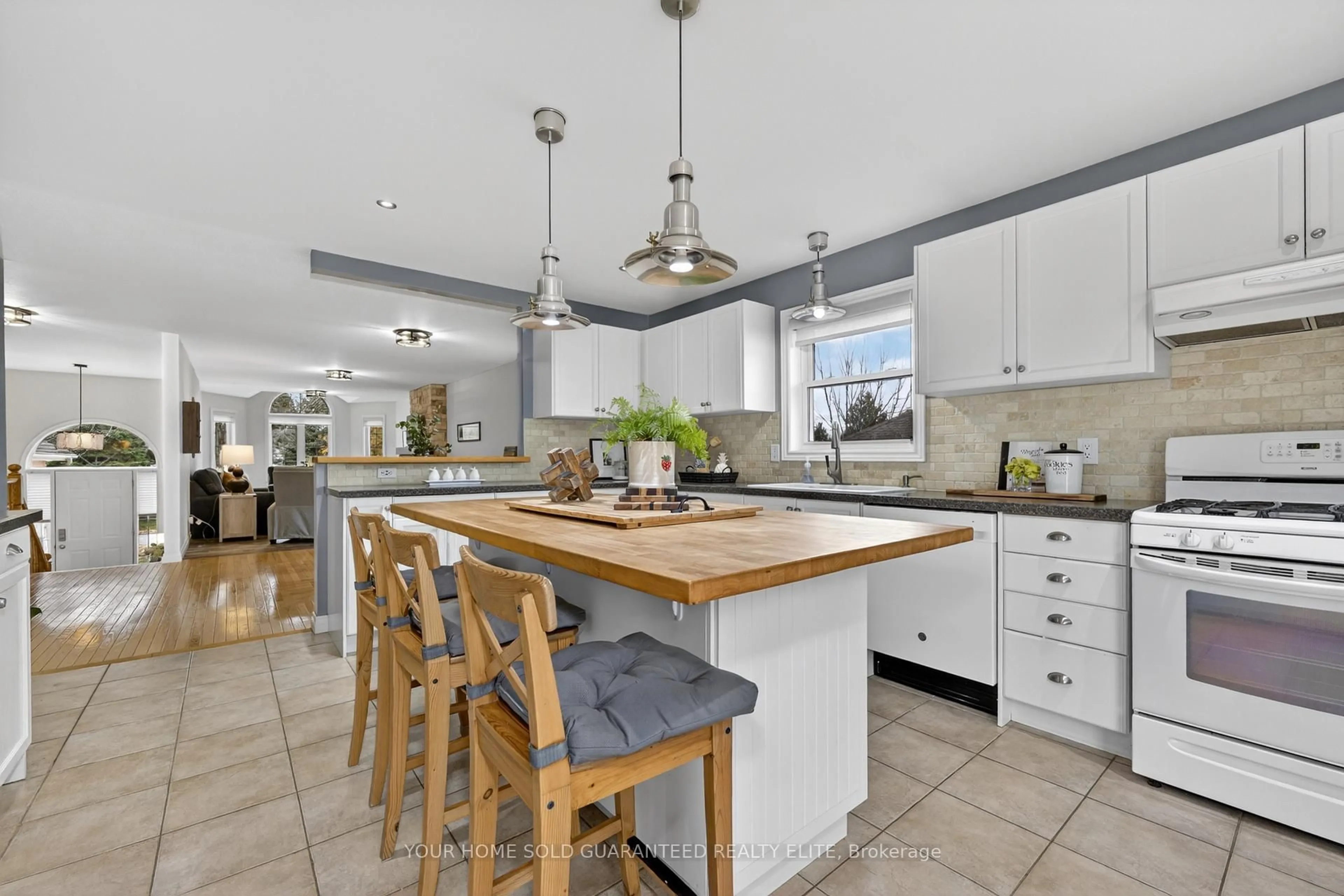 Open concept kitchen, ceramic/tile floor for 9 Tunbridge Cres, Grimsby Ontario L3M 2V8