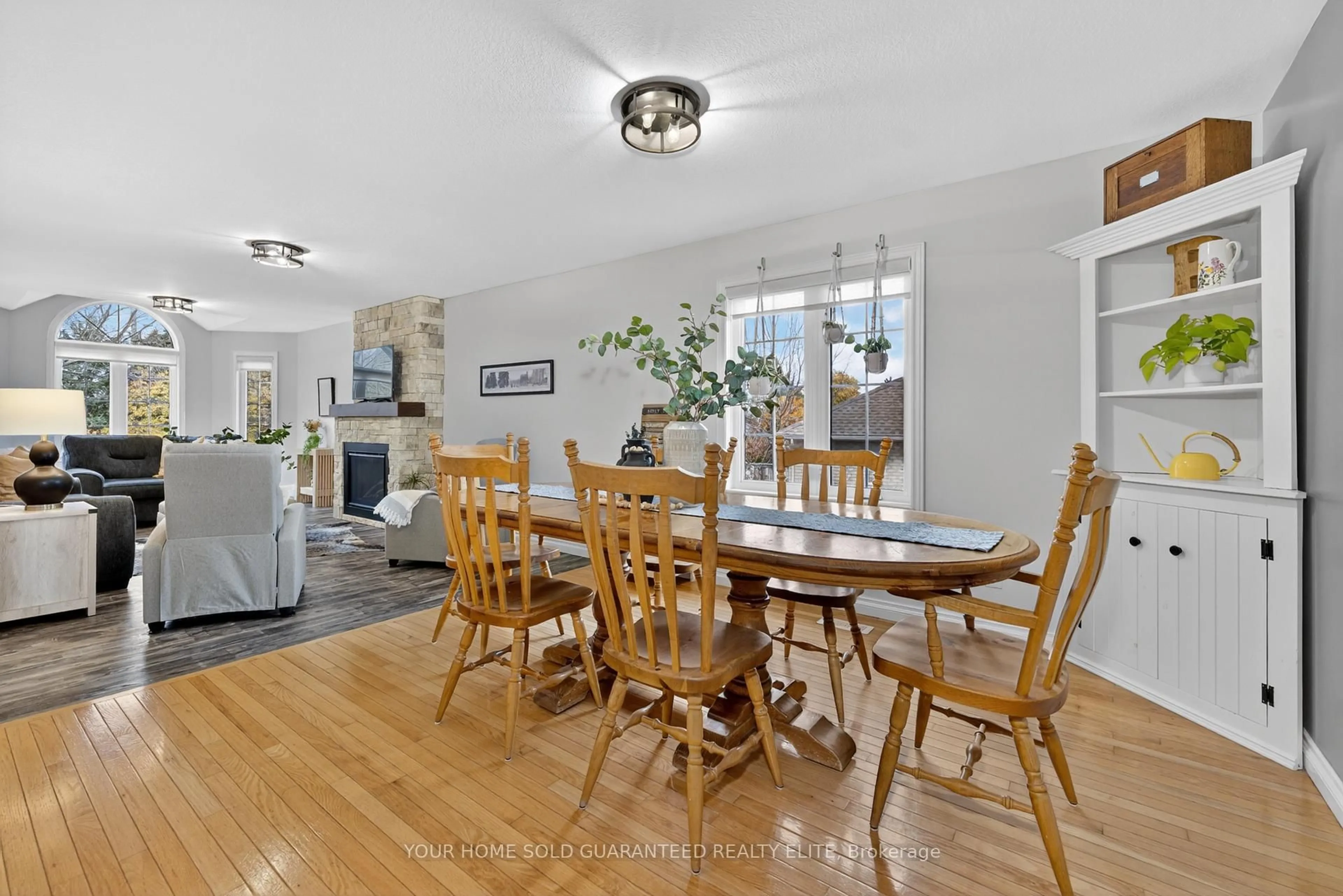 Dining room, wood/laminate floor for 9 Tunbridge Cres, Grimsby Ontario L3M 2V8