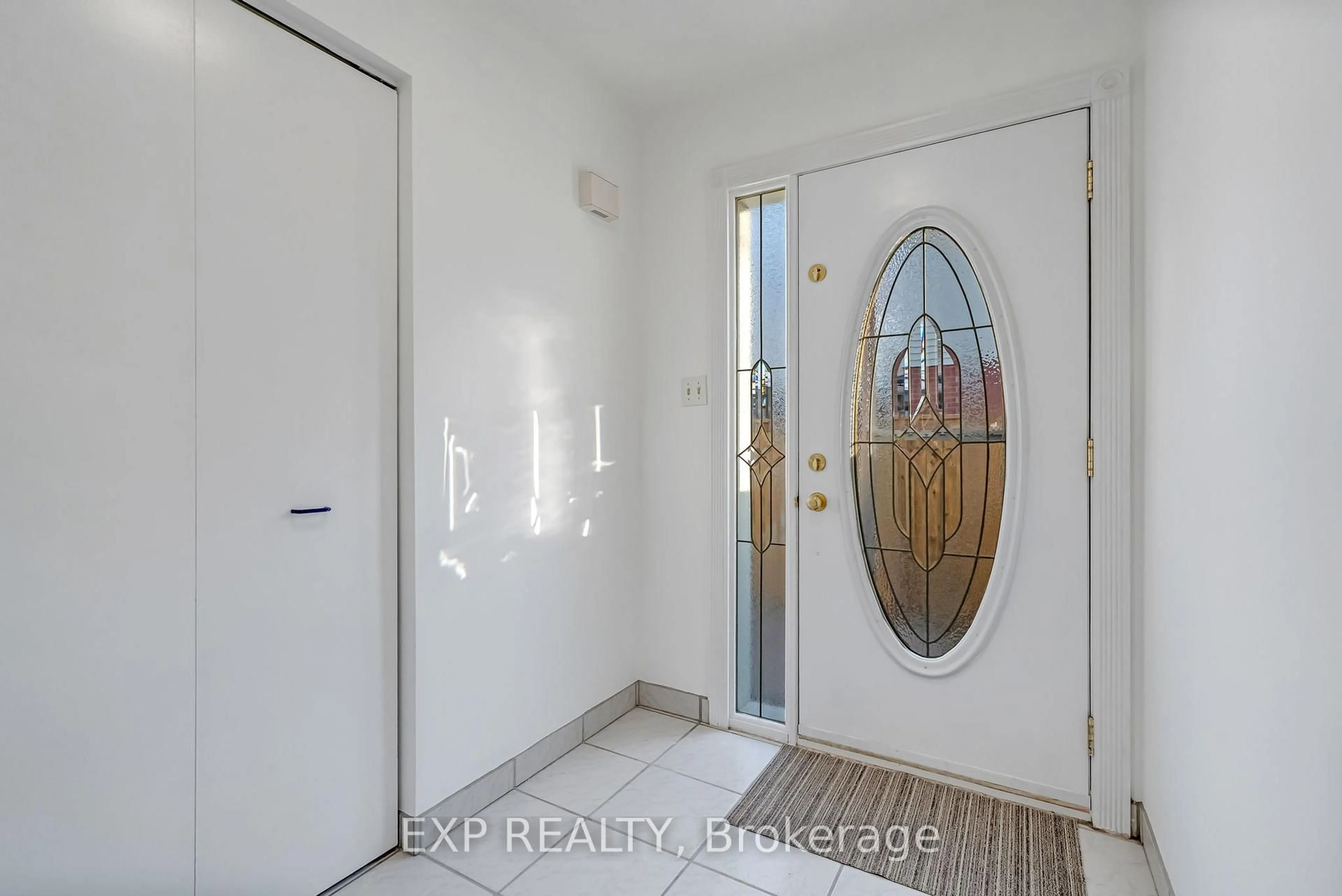 Indoor entryway for 71 Edgemere Dr, Cambridge Ontario N1P 1B3