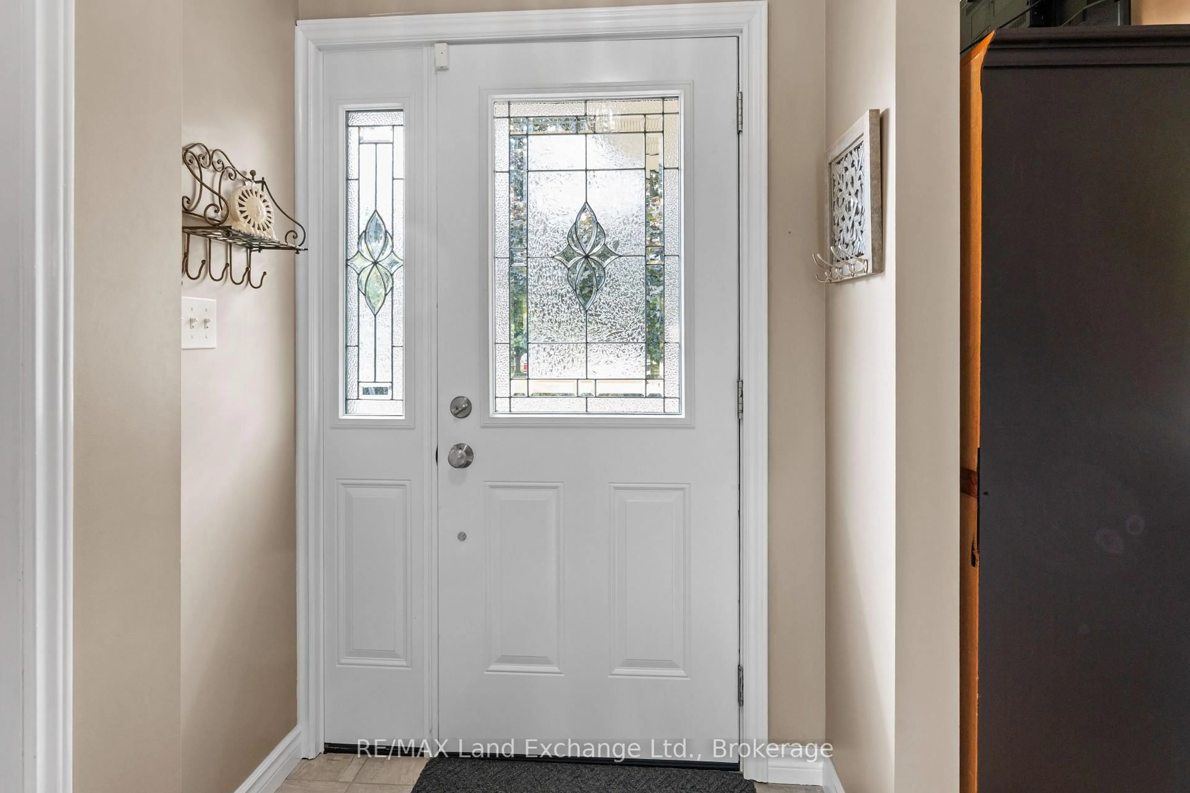 Indoor entryway for 806 Bricker St, Saugeen Shores Ontario N0H 2C4