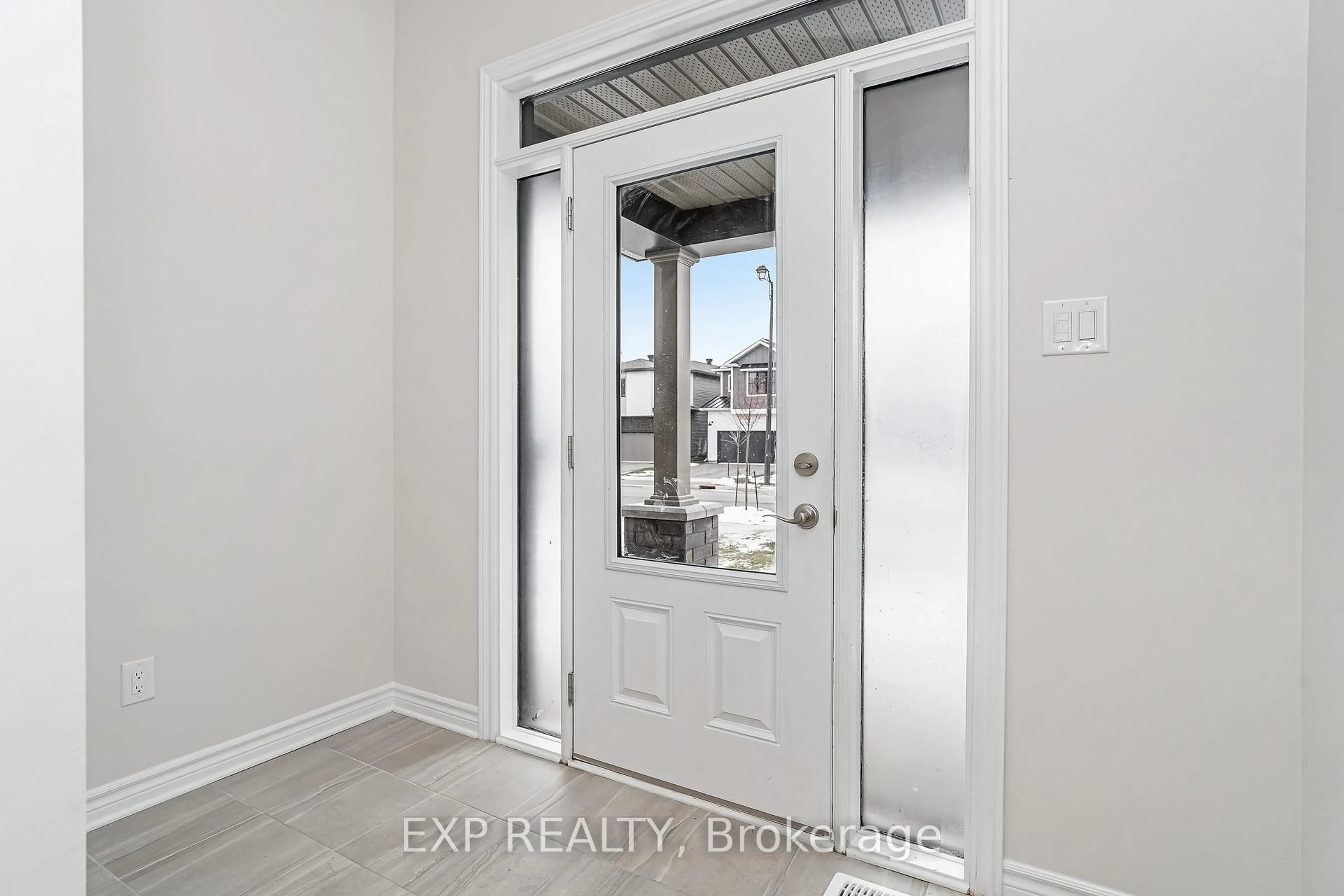 Indoor entryway for 324 Du Ventoux Ave, Orleans Ontario K4A 5L6