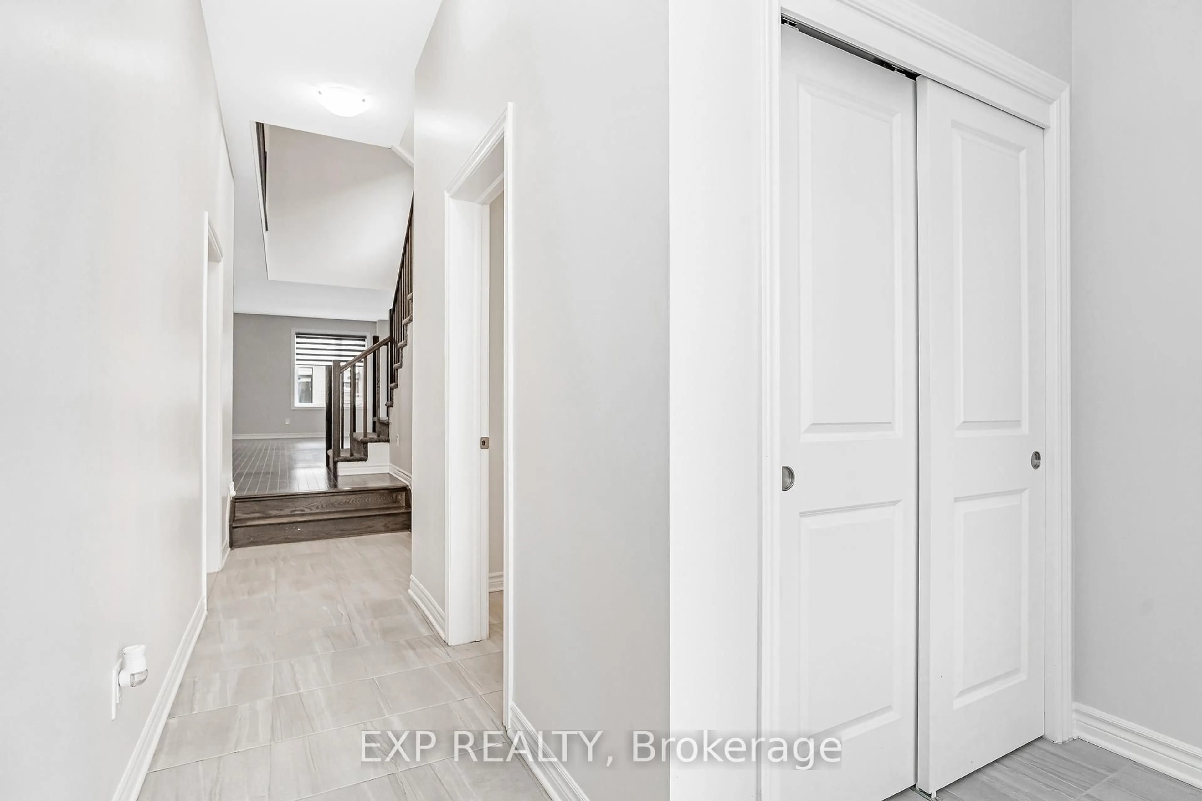 Indoor entryway for 324 Du Ventoux Ave, Orleans Ontario K4A 5L6