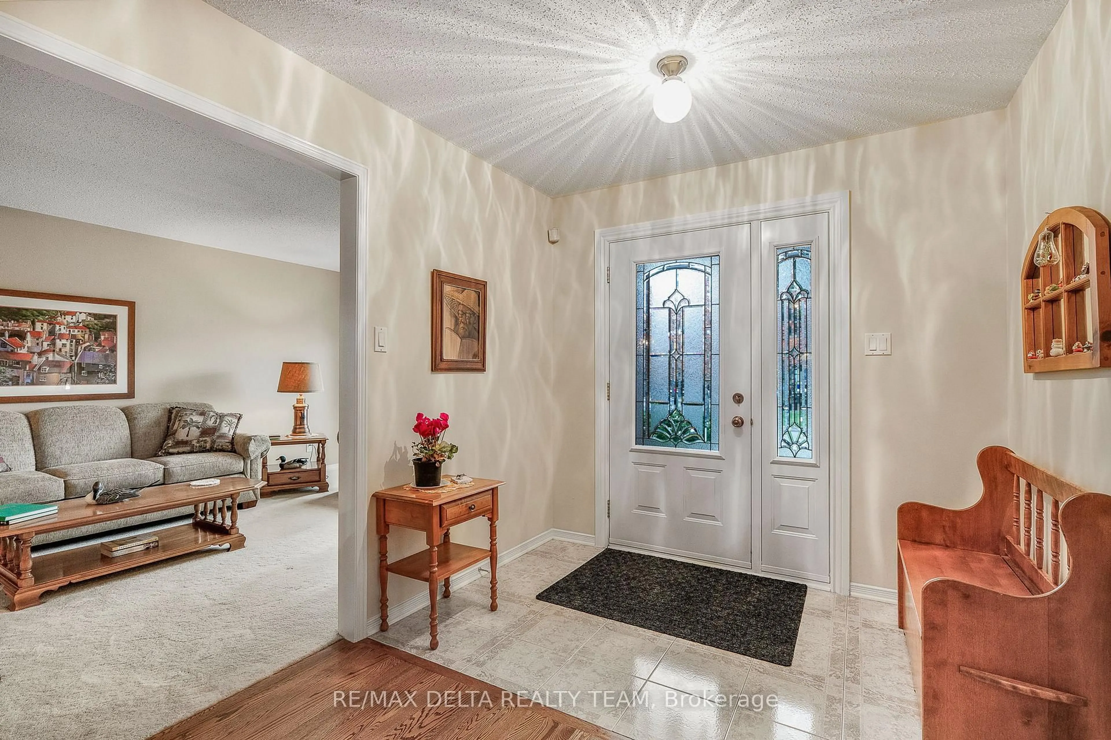 Indoor entryway for 745 HAUTEVIEW Cres, Ottawa Ontario K4A 2B9