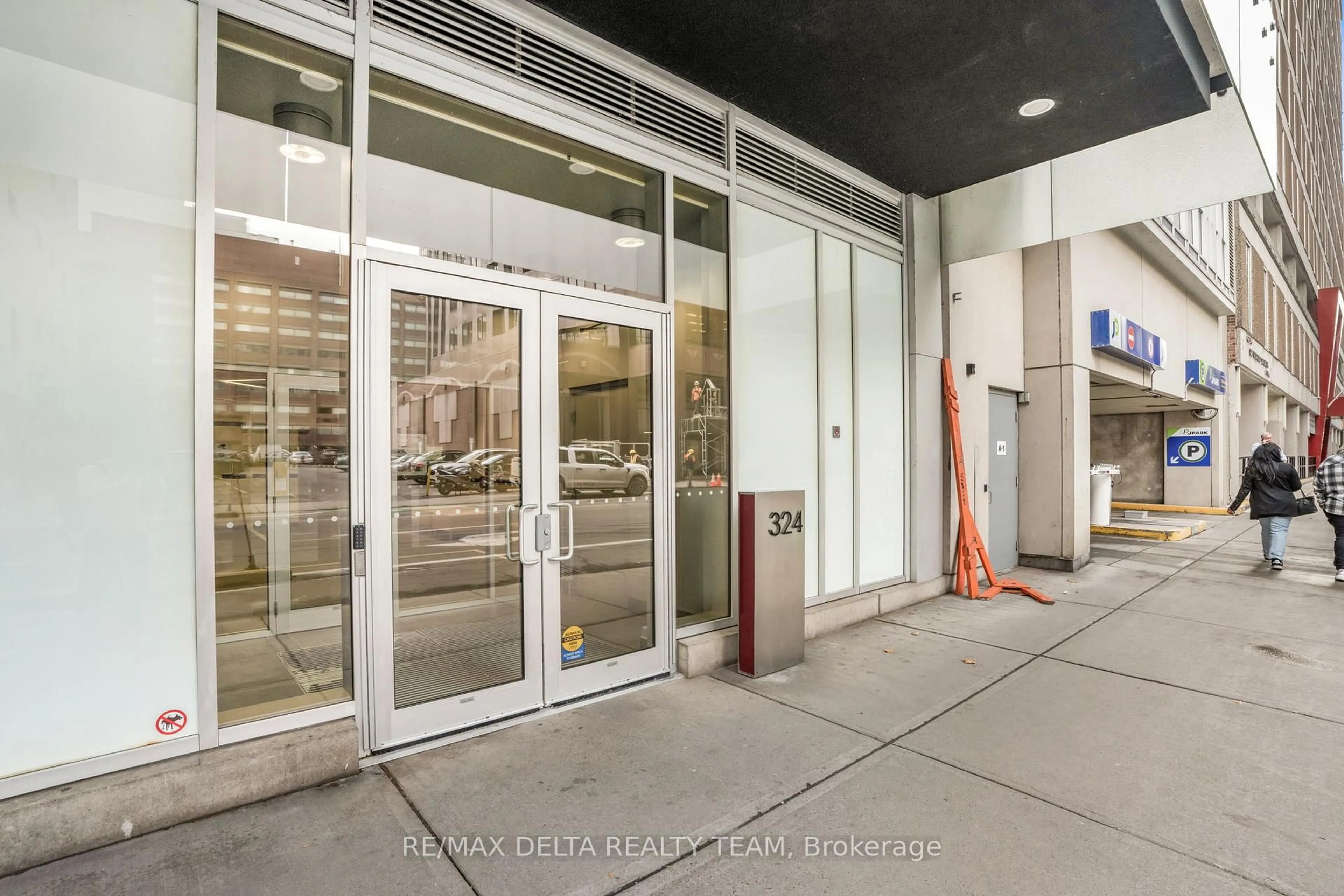 Indoor foyer for 324 Laurier Ave #809, Ottawa Ontario K1P 0A4