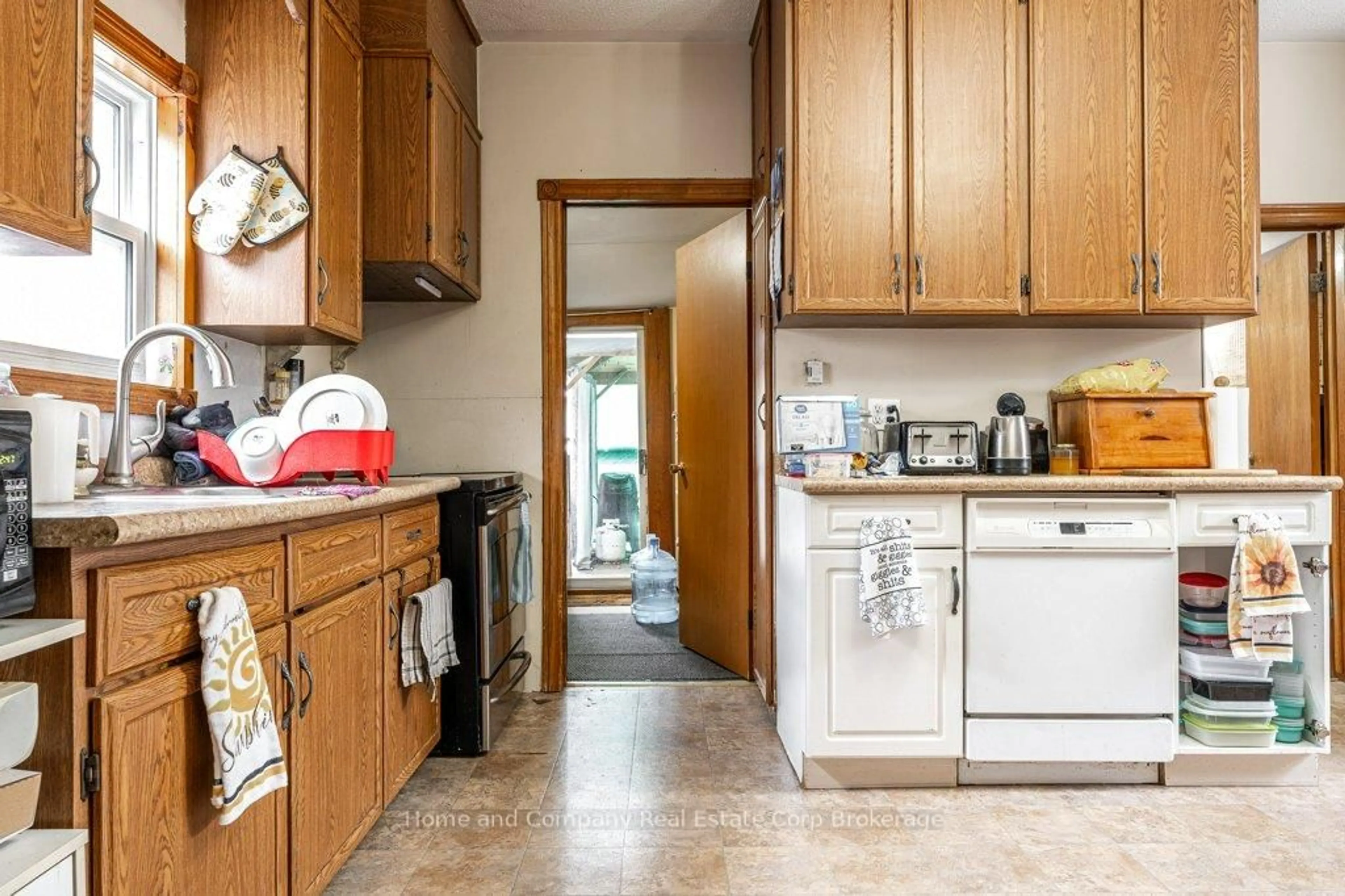 Standard kitchen, ceramic/tile floor for 94 Bay St, Stratford Ontario N5A 4K9