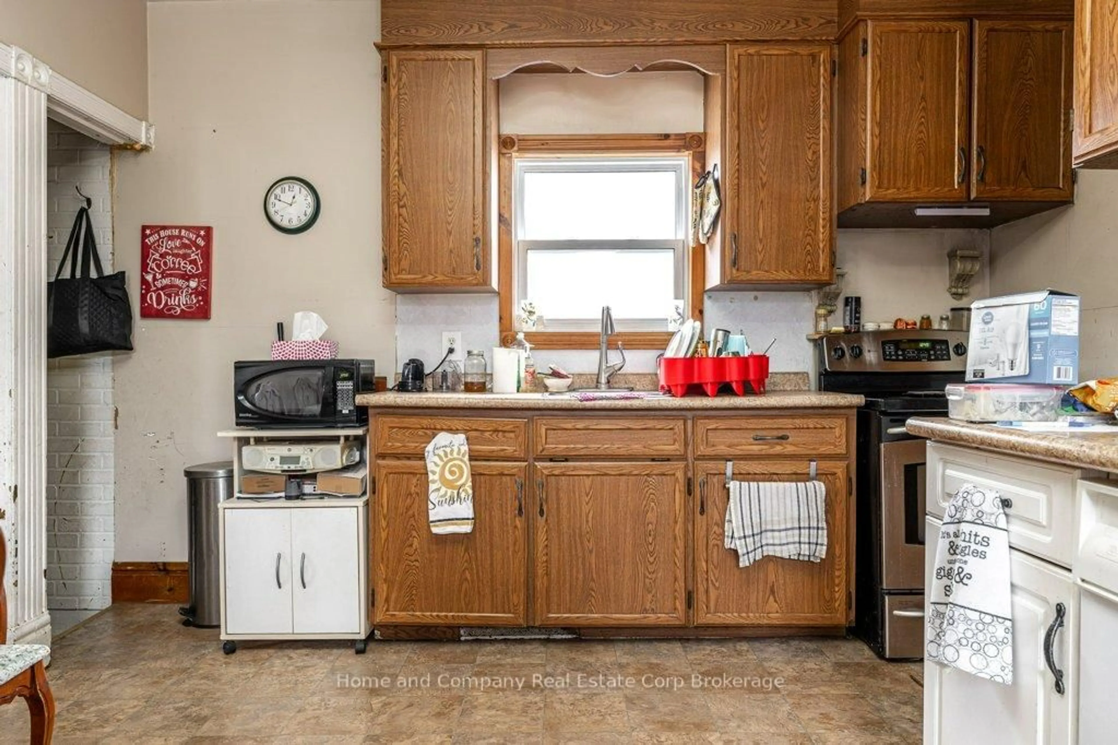 Standard kitchen, ceramic/tile floor for 94 Bay St, Stratford Ontario N5A 4K9