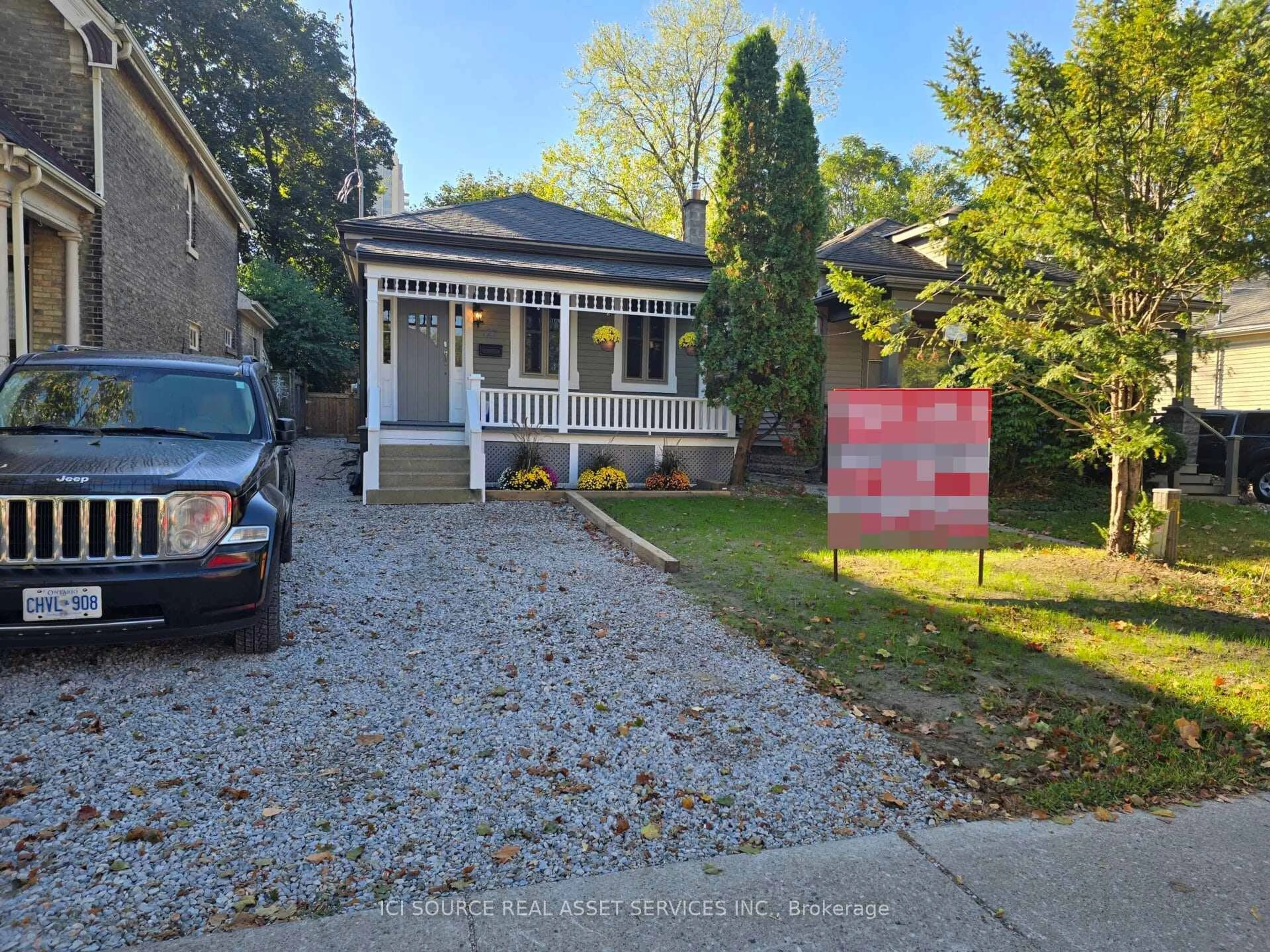 Unknown for 727 Queens Ave, London East Ontario N5W 3H4