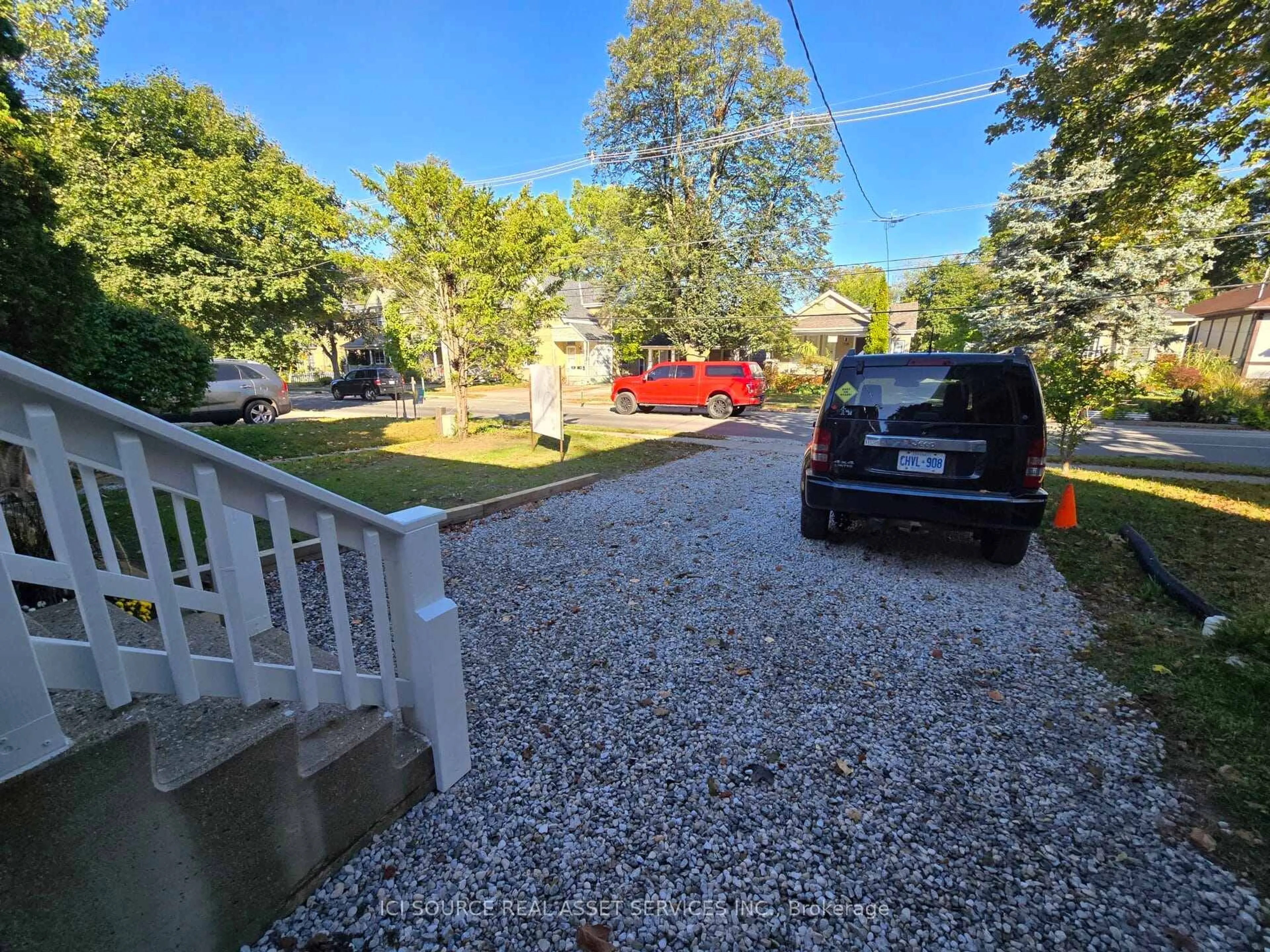 A pic from outside/outdoor area/front of a property/back of a property/a pic from drone, street for 727 Queens Ave, London East Ontario N5W 3H4