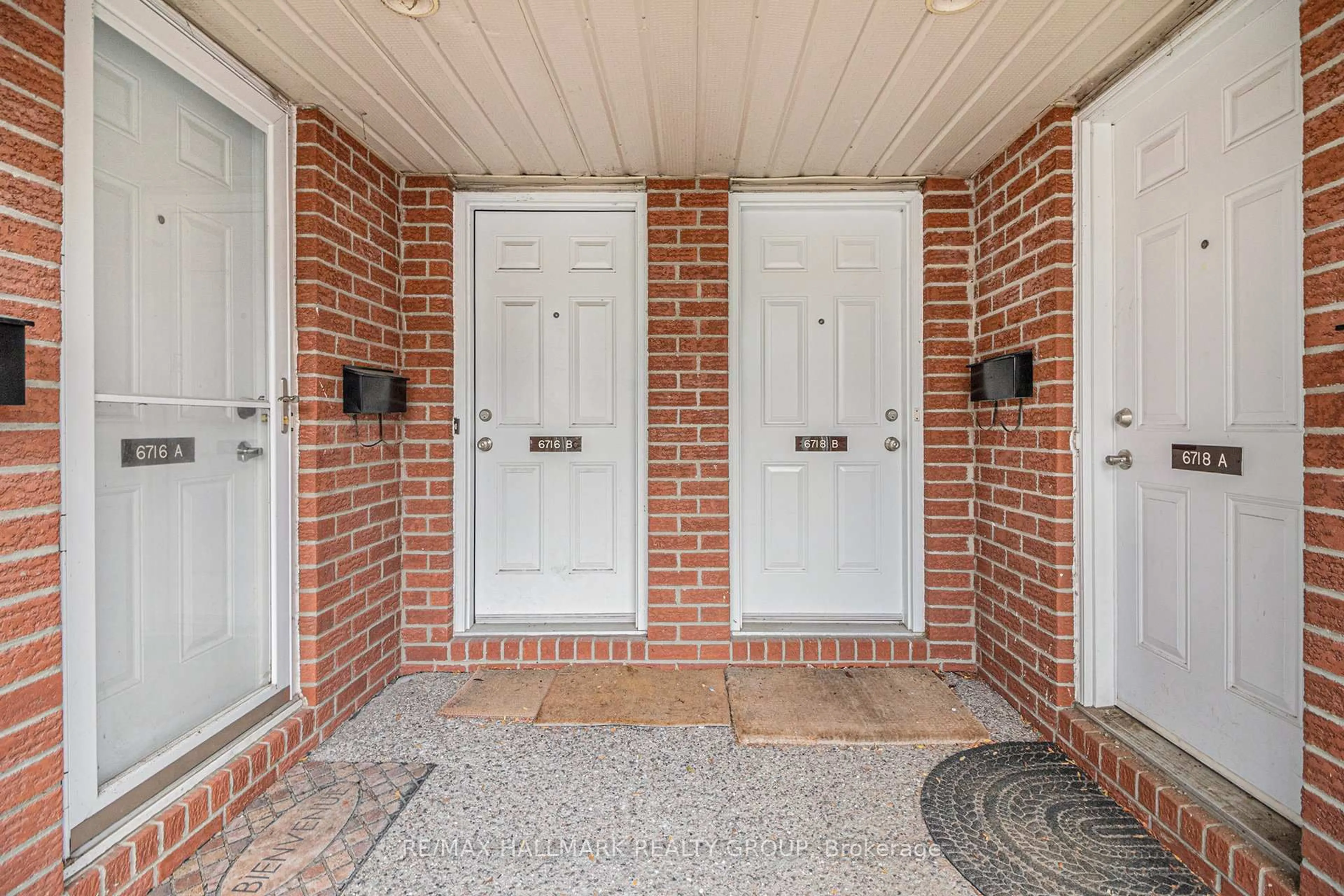 Indoor entryway for 6716 Jeanne D'arc Blvd #B, Ottawa Ontario K1C 6E9