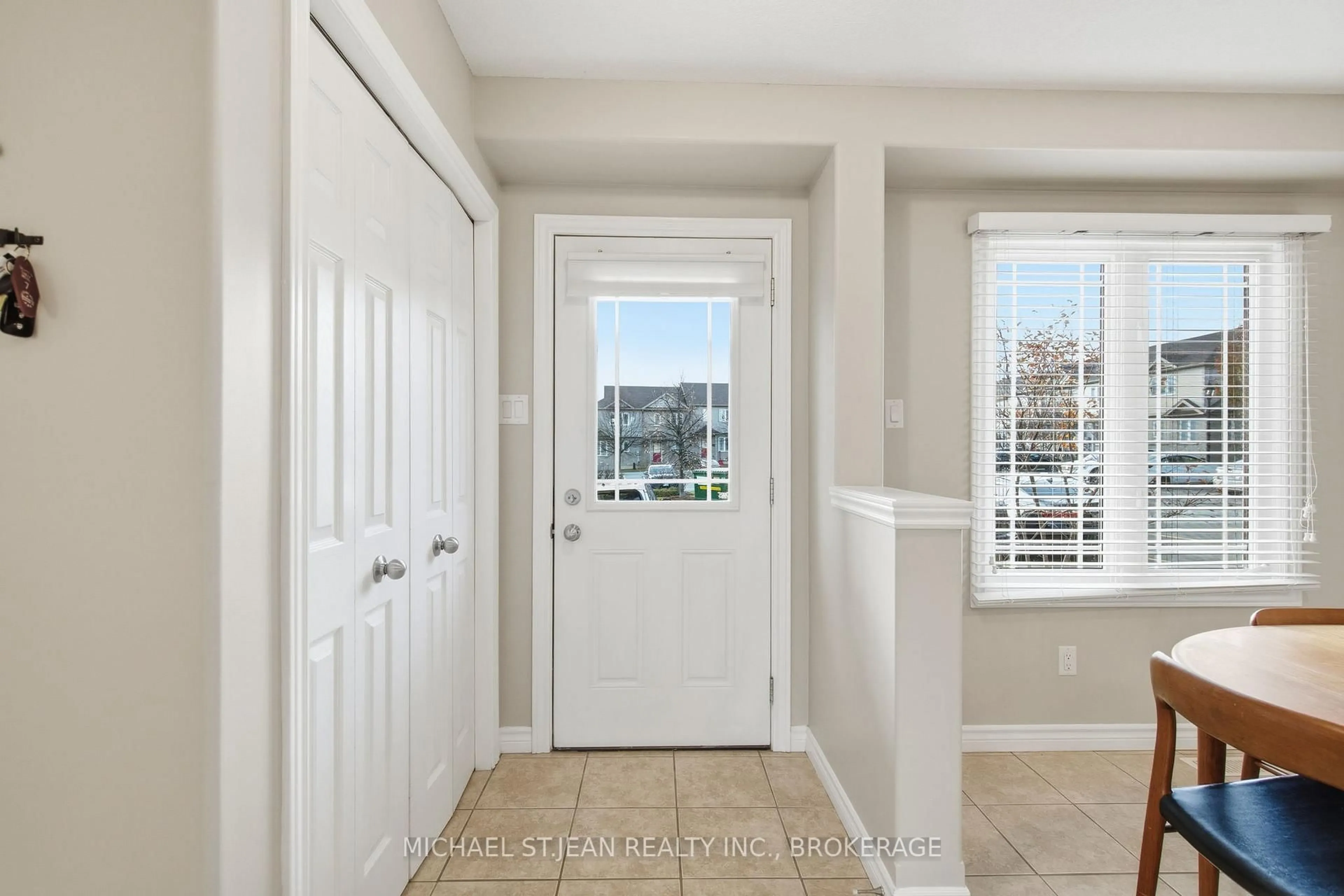 Indoor entryway for 10 Foxglove Cres #37, Kitchener Ontario N2E 0E1