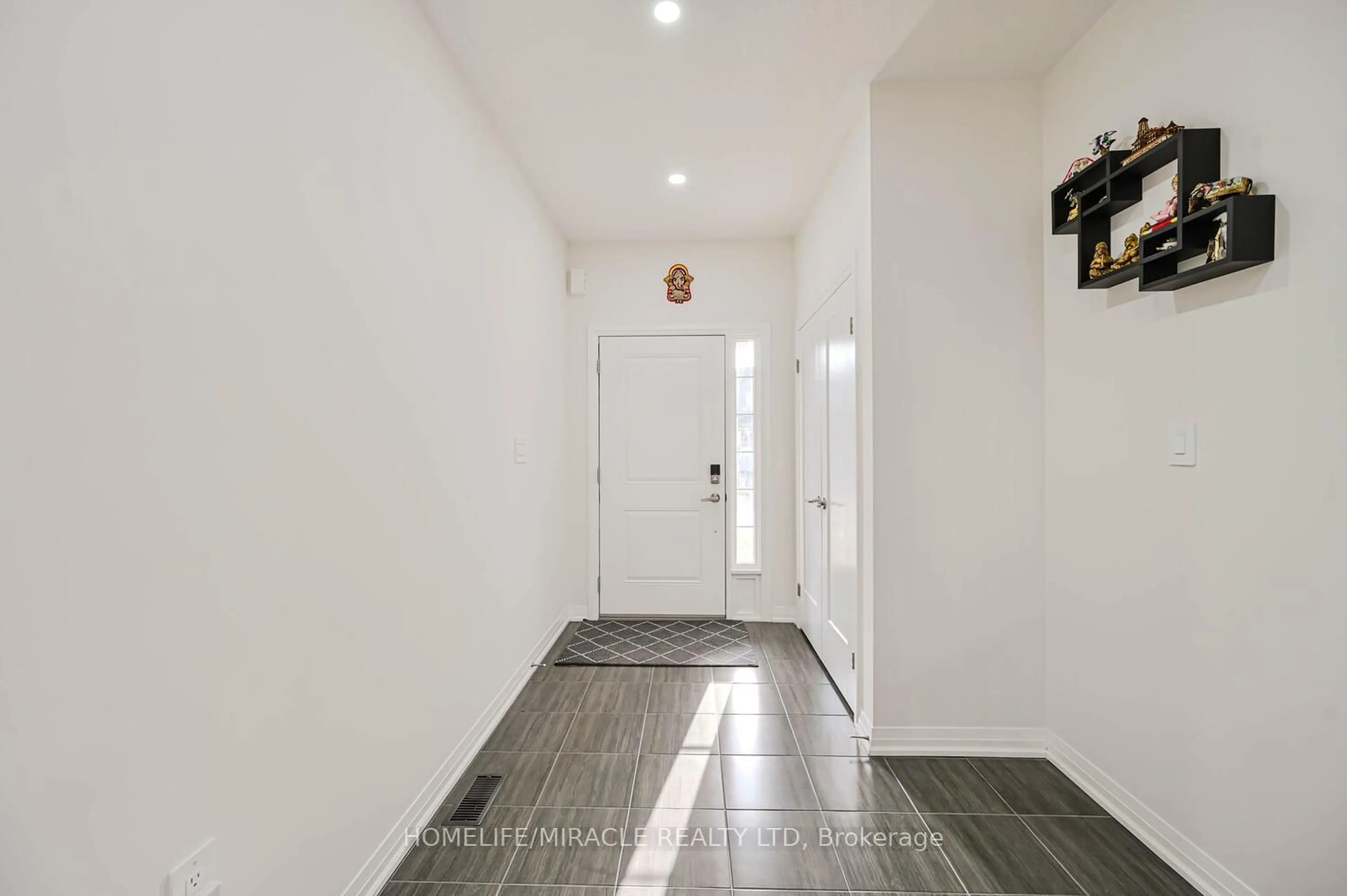 Indoor foyer for 160 Cittadella Blvd, Hamilton Ontario L0R 1P0