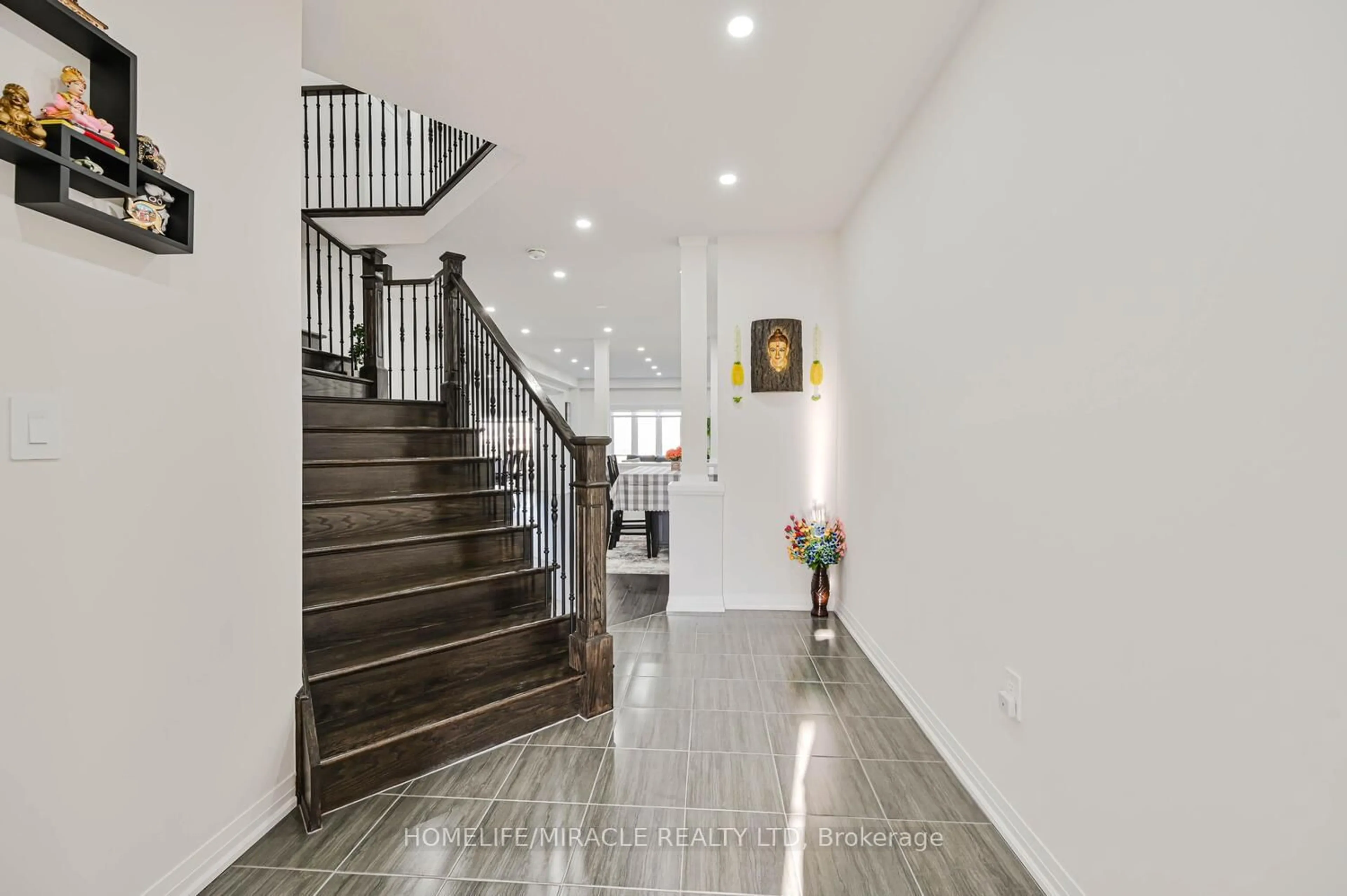 Indoor foyer for 160 Cittadella Blvd, Hamilton Ontario L0R 1P0
