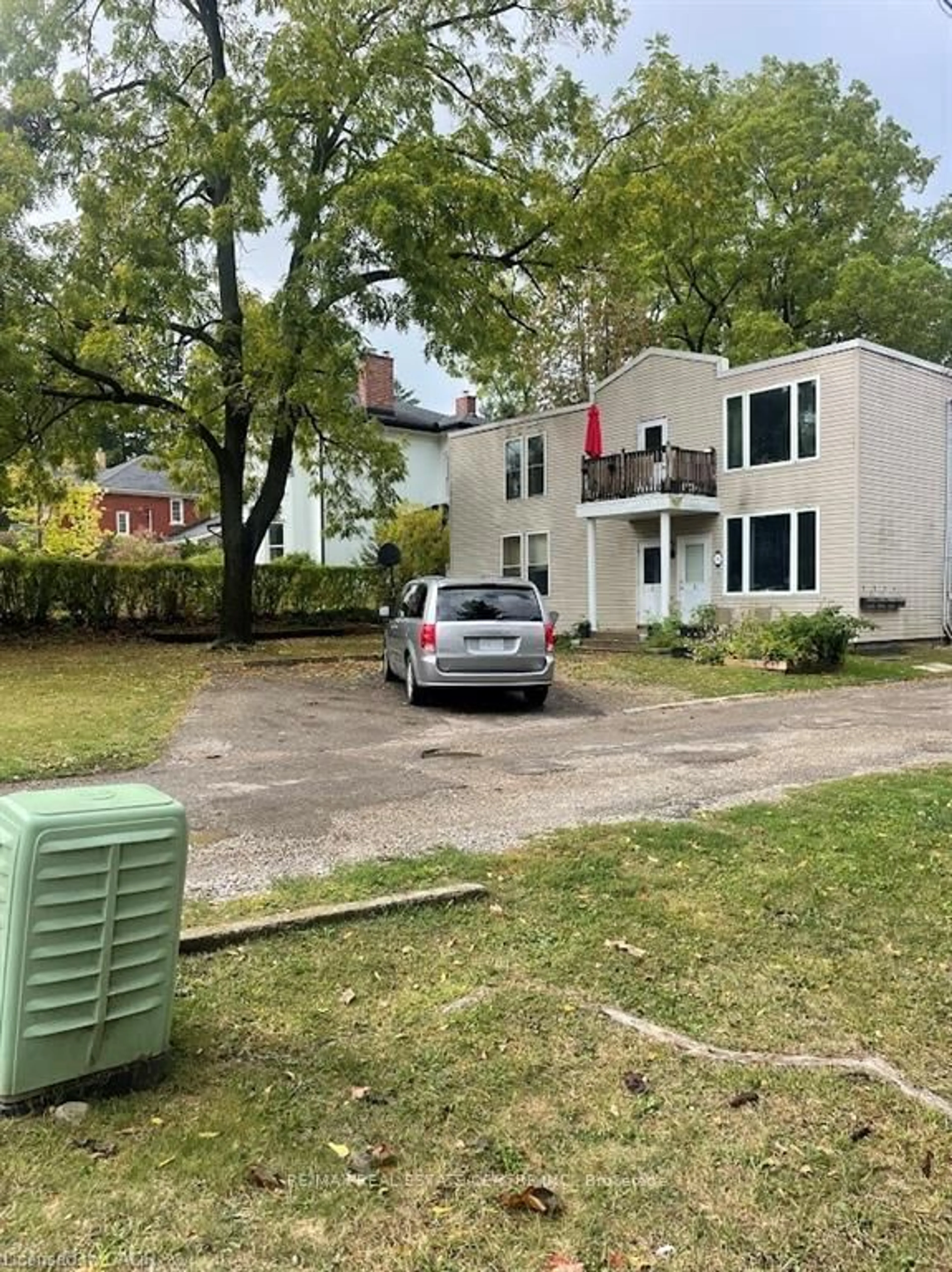 A pic from outside/outdoor area/front of a property/back of a property/a pic from drone, street for 74 William St, Waterloo Ontario N2L 1J7