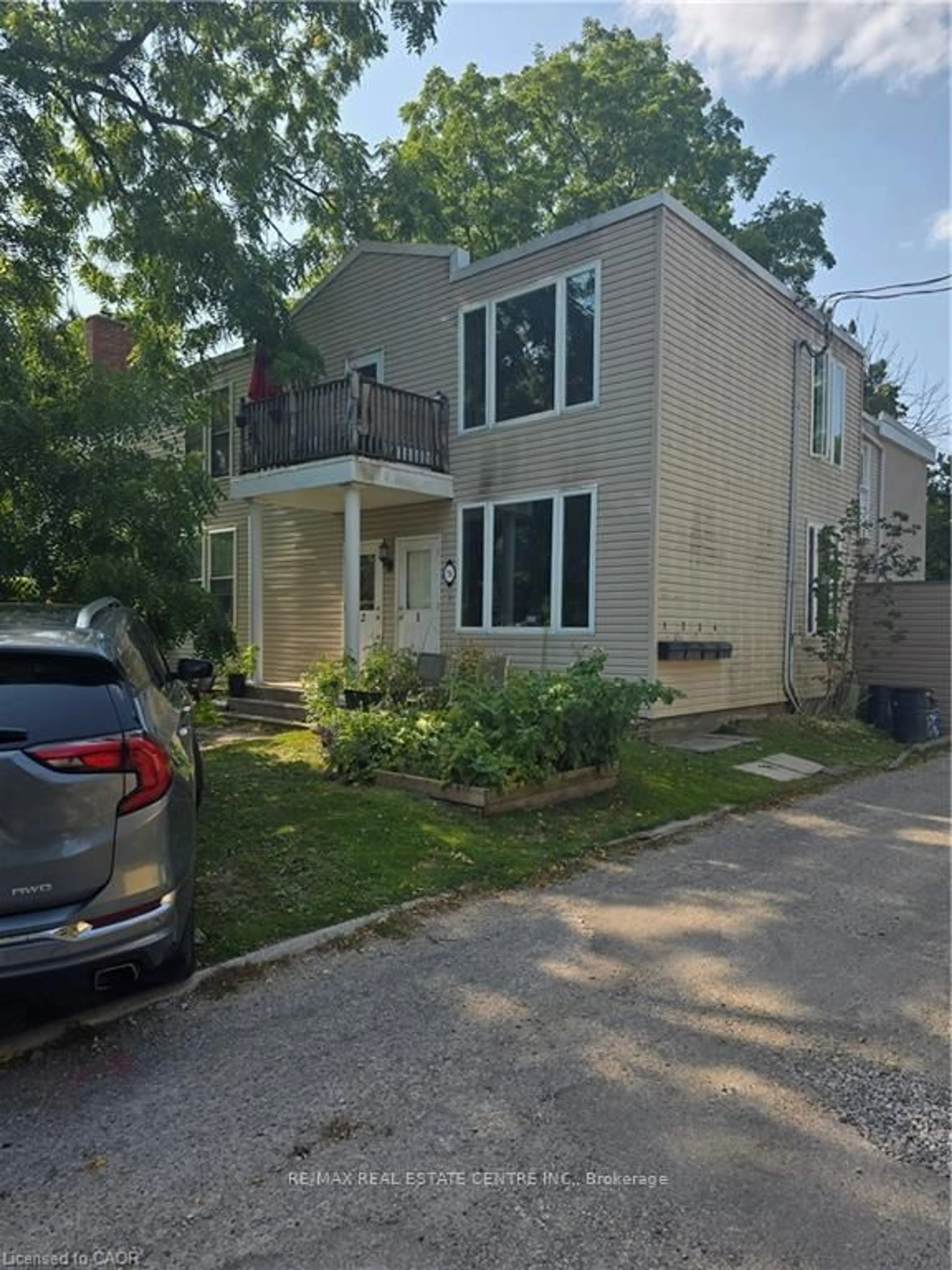 A pic from outside/outdoor area/front of a property/back of a property/a pic from drone, street for 74 William St, Waterloo Ontario N2L 1J7