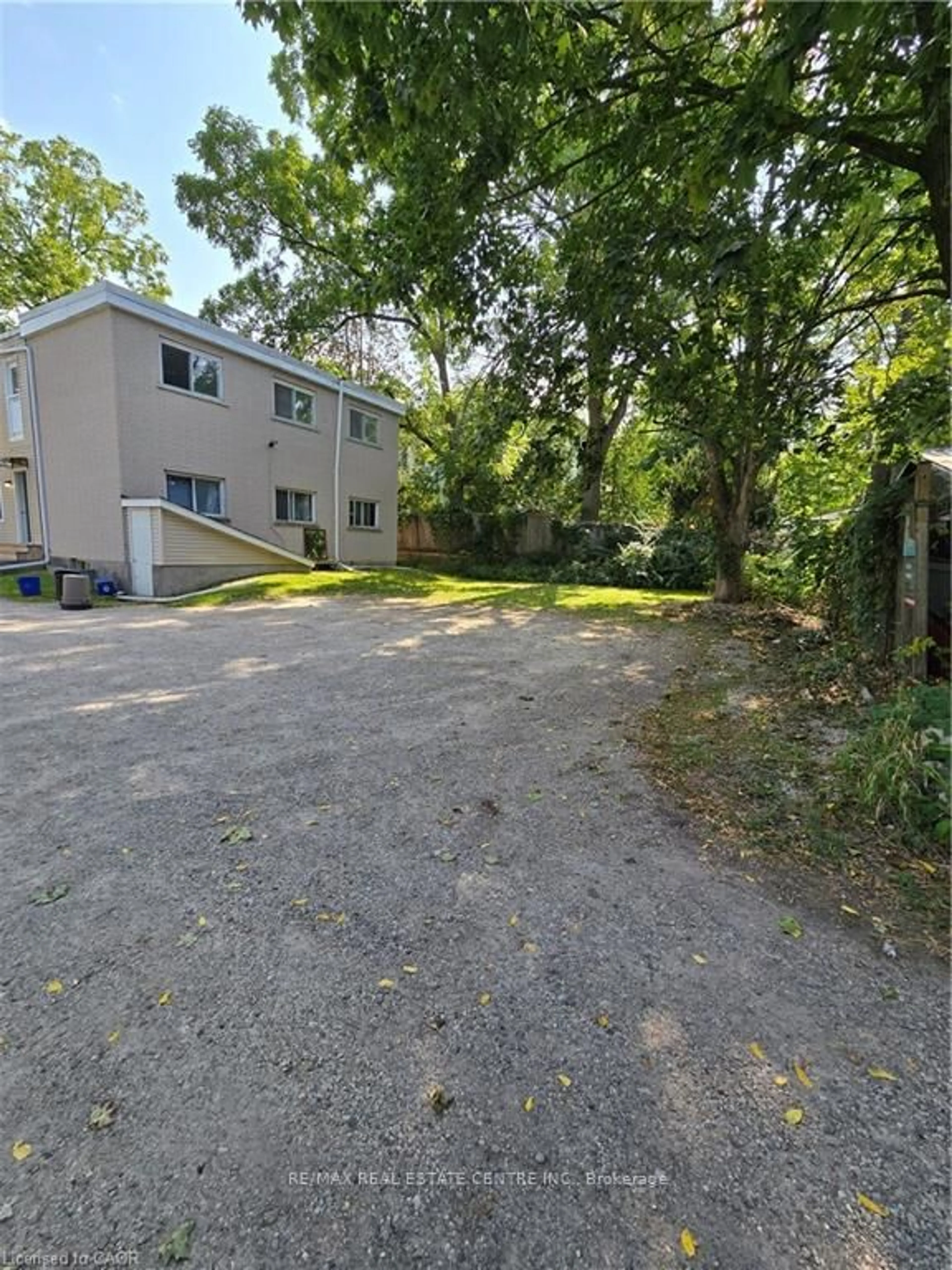 A pic from outside/outdoor area/front of a property/back of a property/a pic from drone, street for 74 William St, Waterloo Ontario N2L 1J7