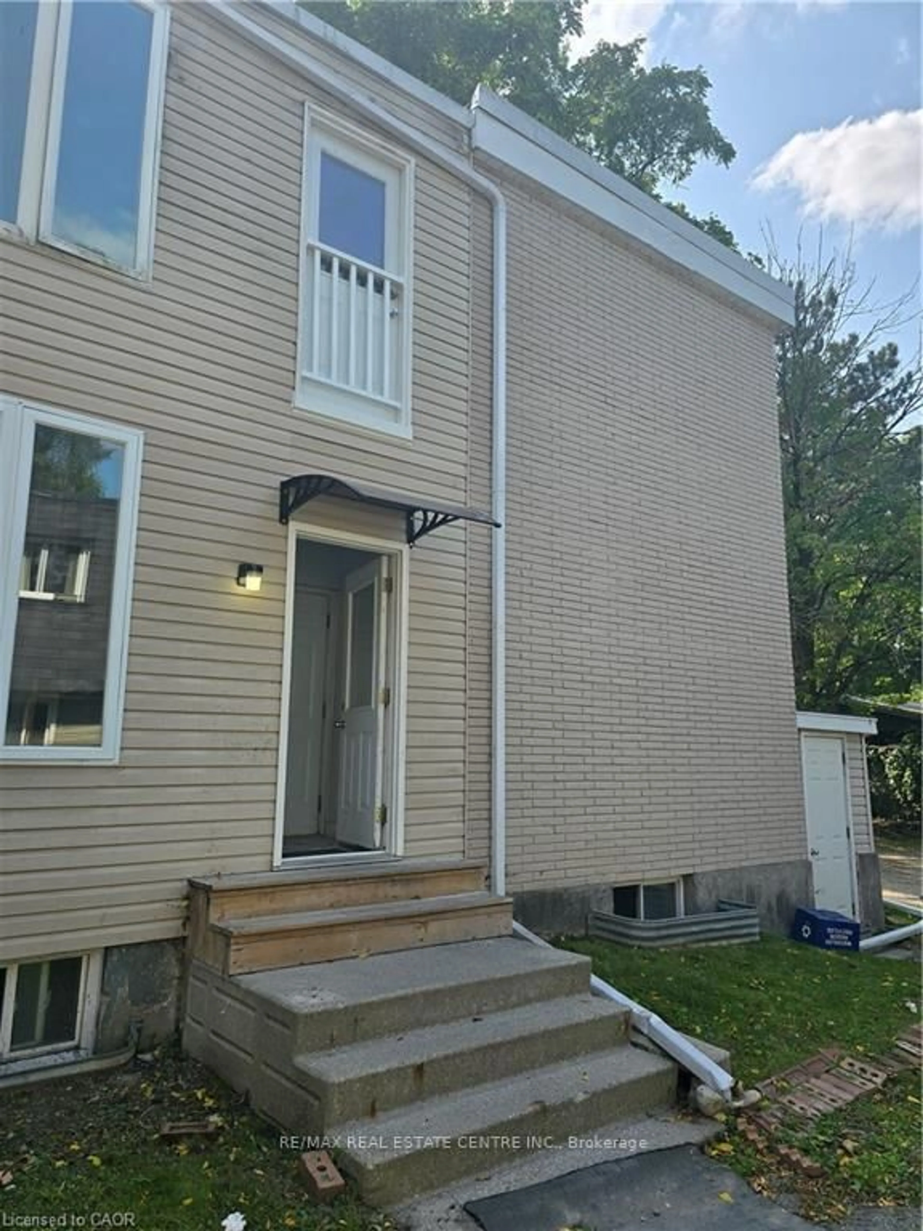 Home with vinyl exterior material, street for 74 William St, Waterloo Ontario N2L 1J7