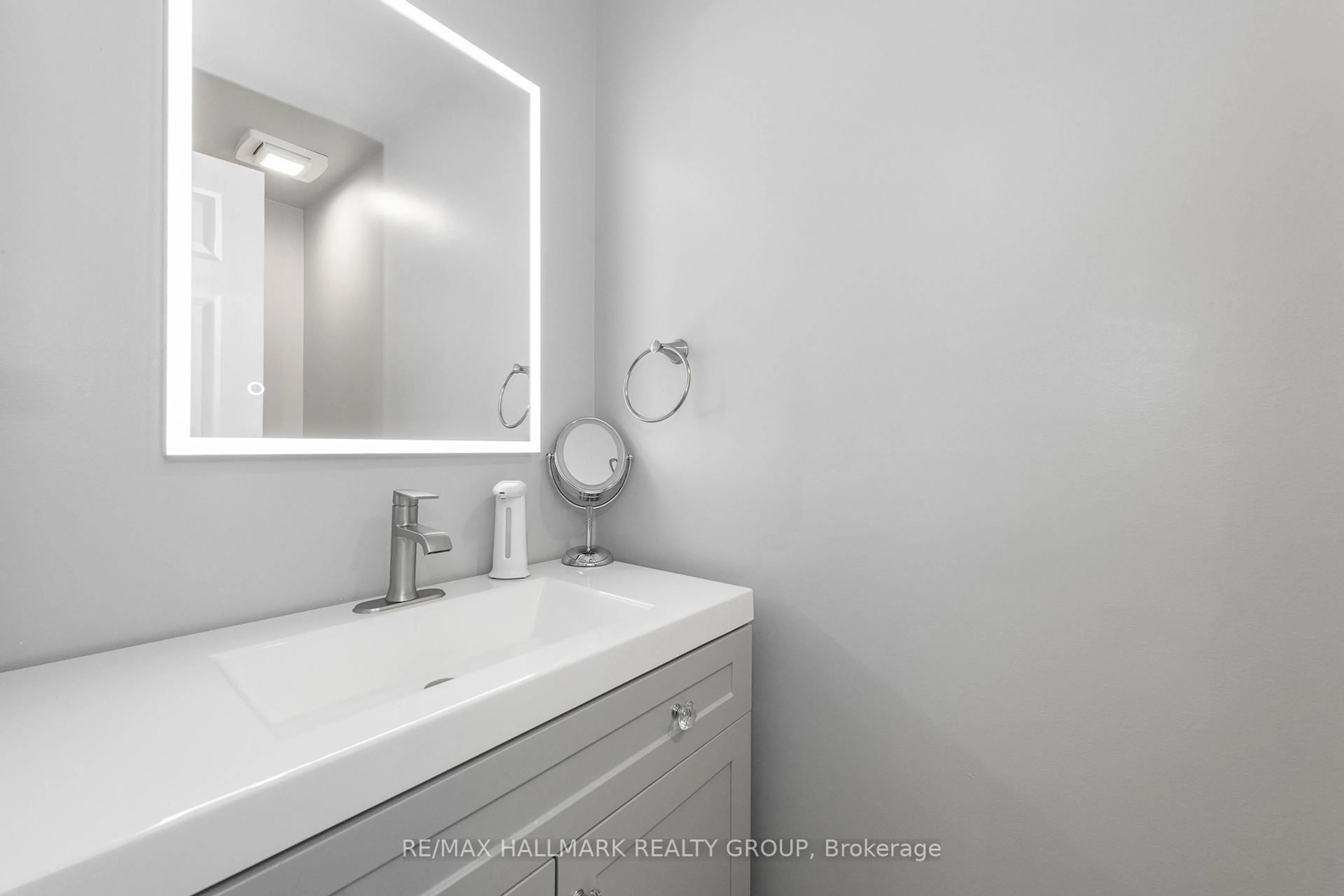 Standard bathroom, unknown for 1803 Lamoureux Dr, Ottawa Ontario K1E 2H3