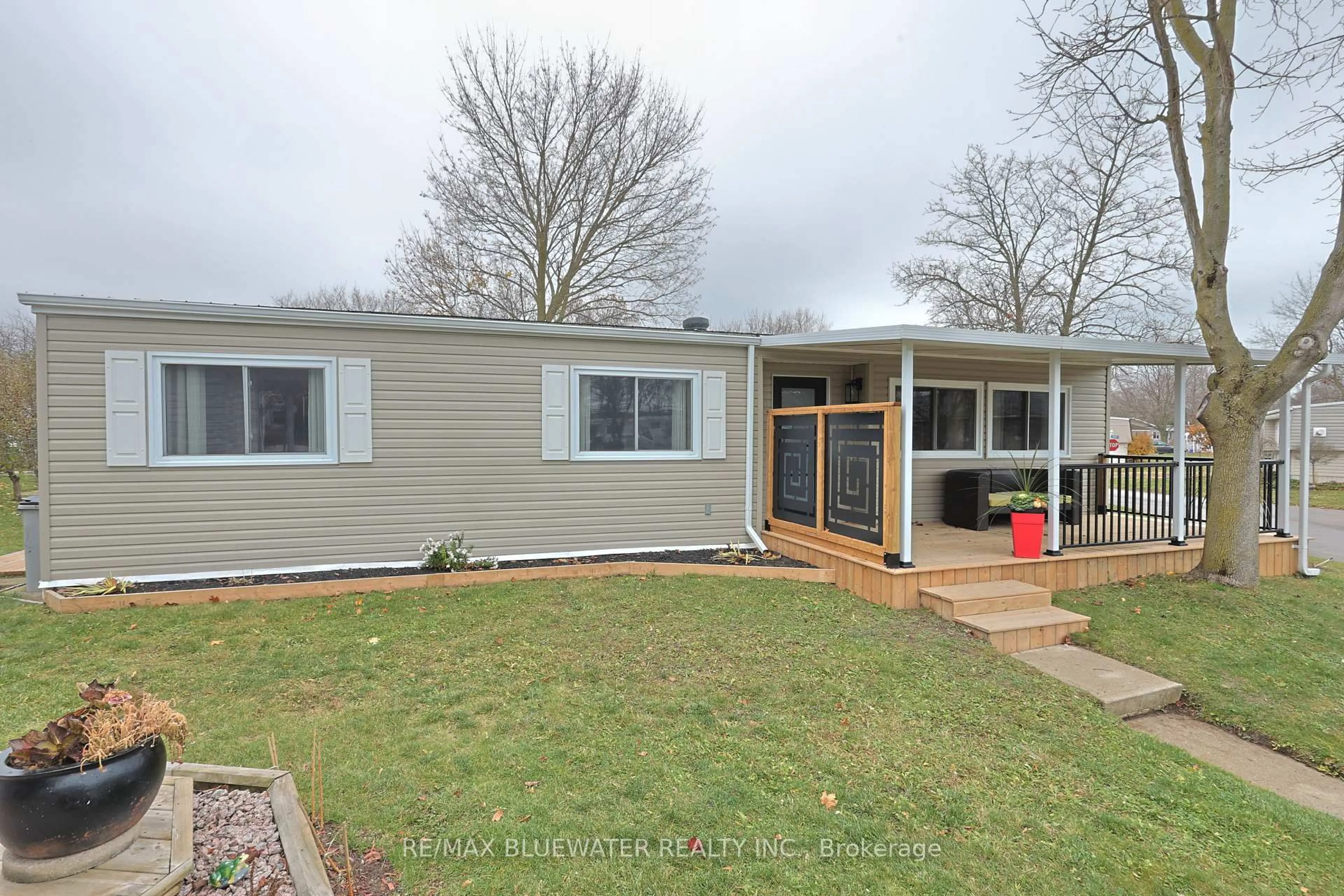 A pic from outside/outdoor area/front of a property/back of a property/a pic from drone, street for 46 St Andrews Pl, South Huron Ontario N0M 1T0