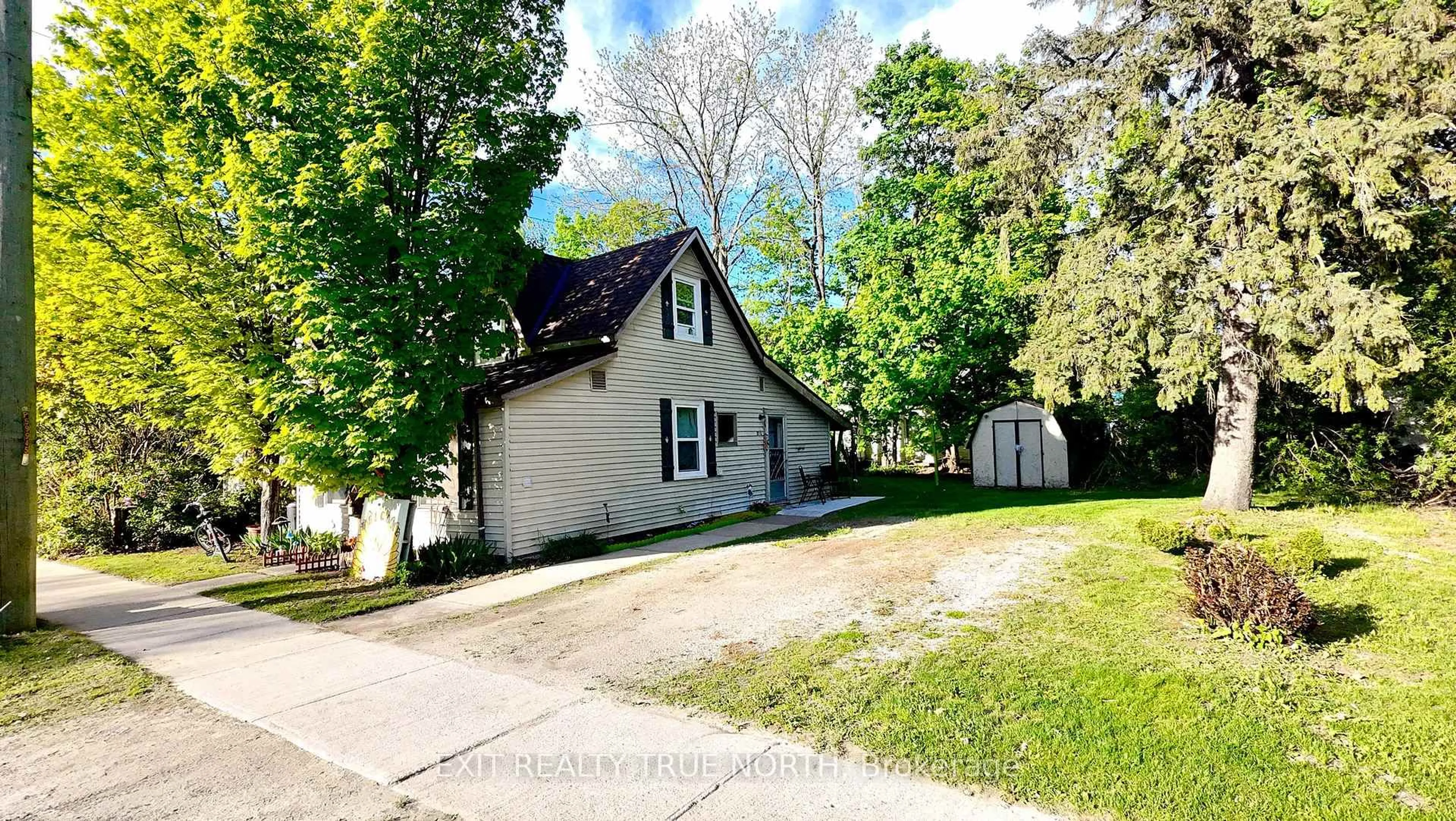 A pic from outside/outdoor area/front of a property/back of a property/a pic from drone, street for 211 Bishop St, Gravenhurst Ontario P1P 1J5