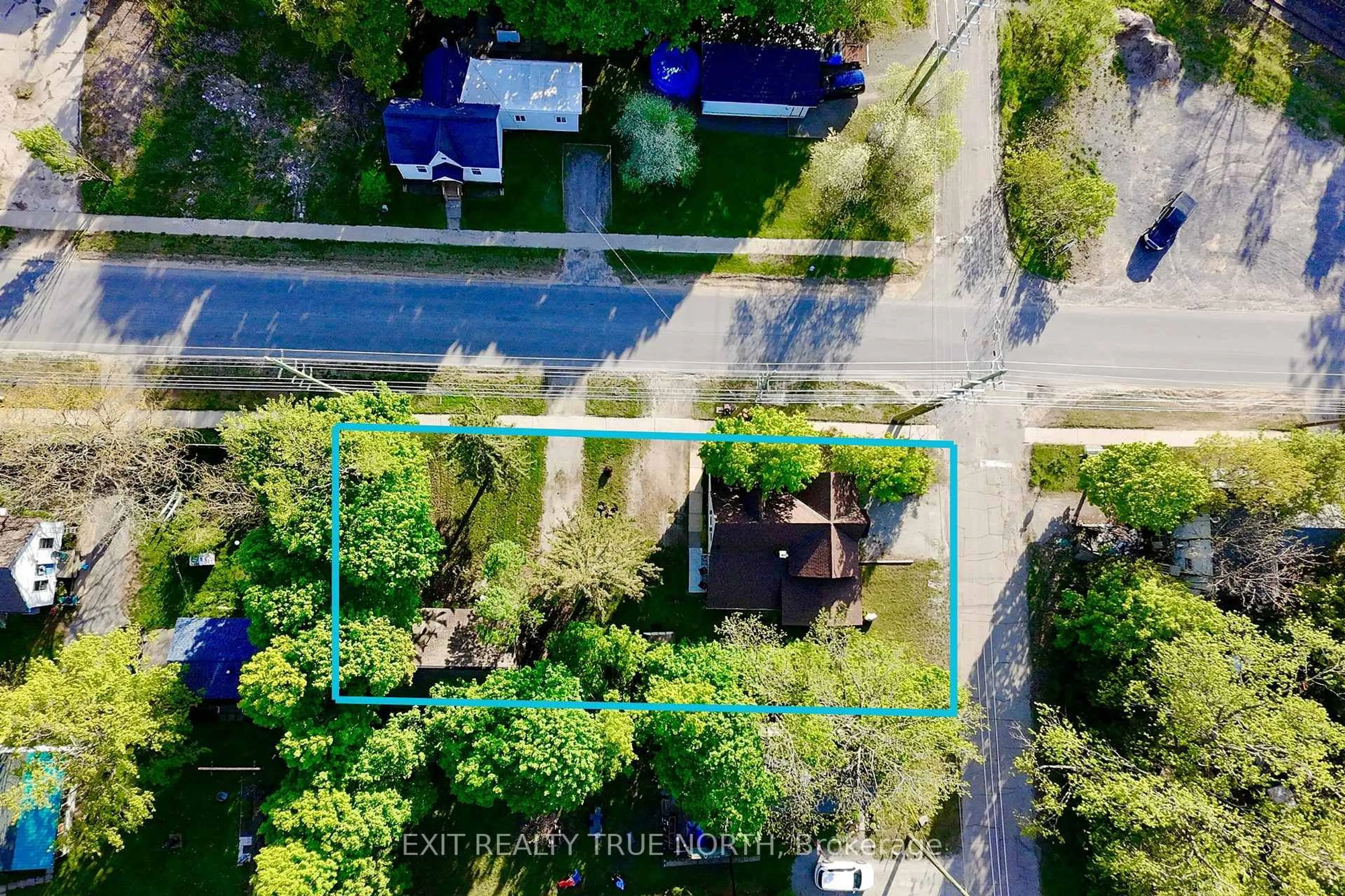 A pic from outside/outdoor area/front of a property/back of a property/a pic from drone, street for 211 Bishop St, Gravenhurst Ontario P1P 1J5