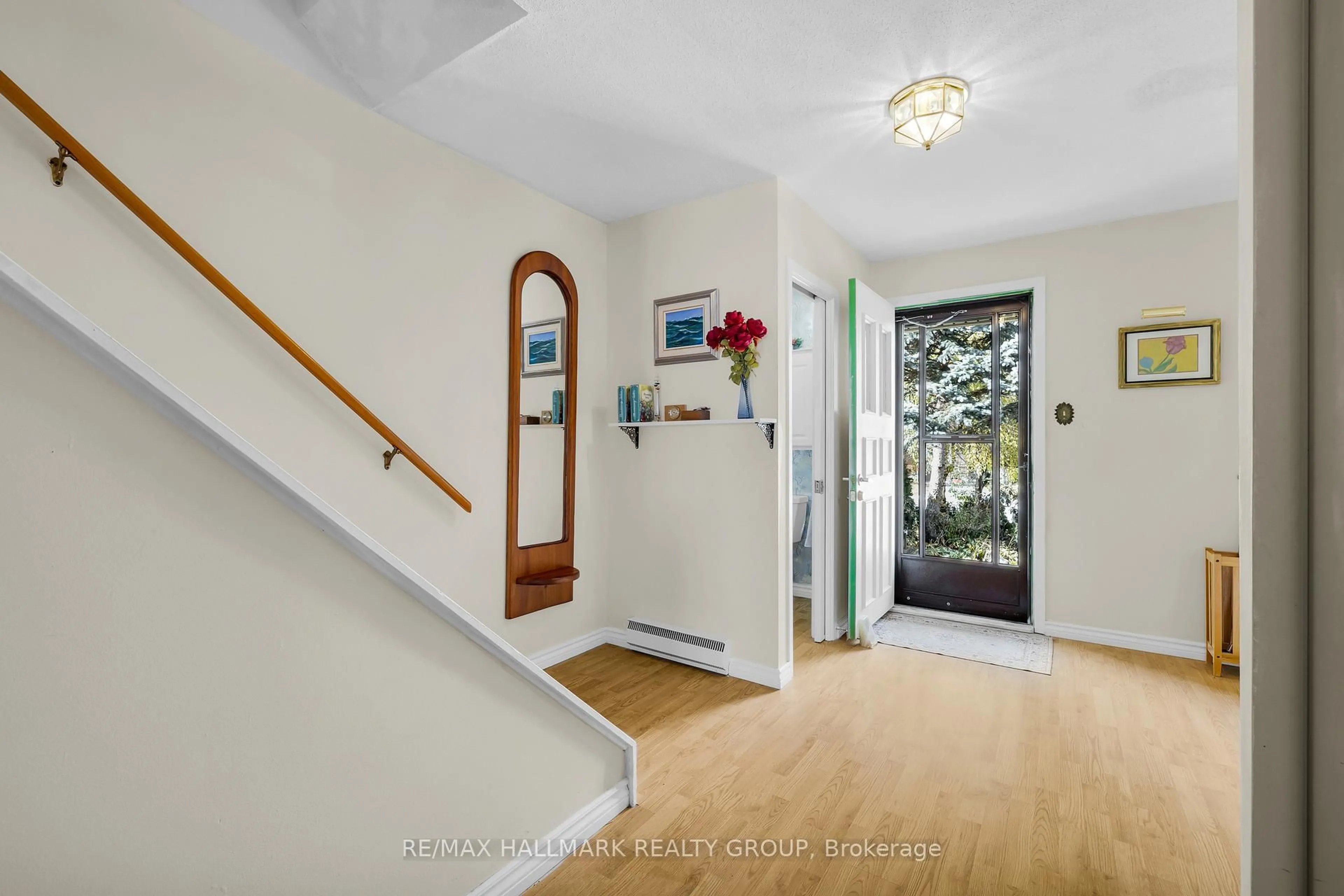 Indoor entryway for 10 Black Forest Lane, Ottawa Ontario K2H 5C8