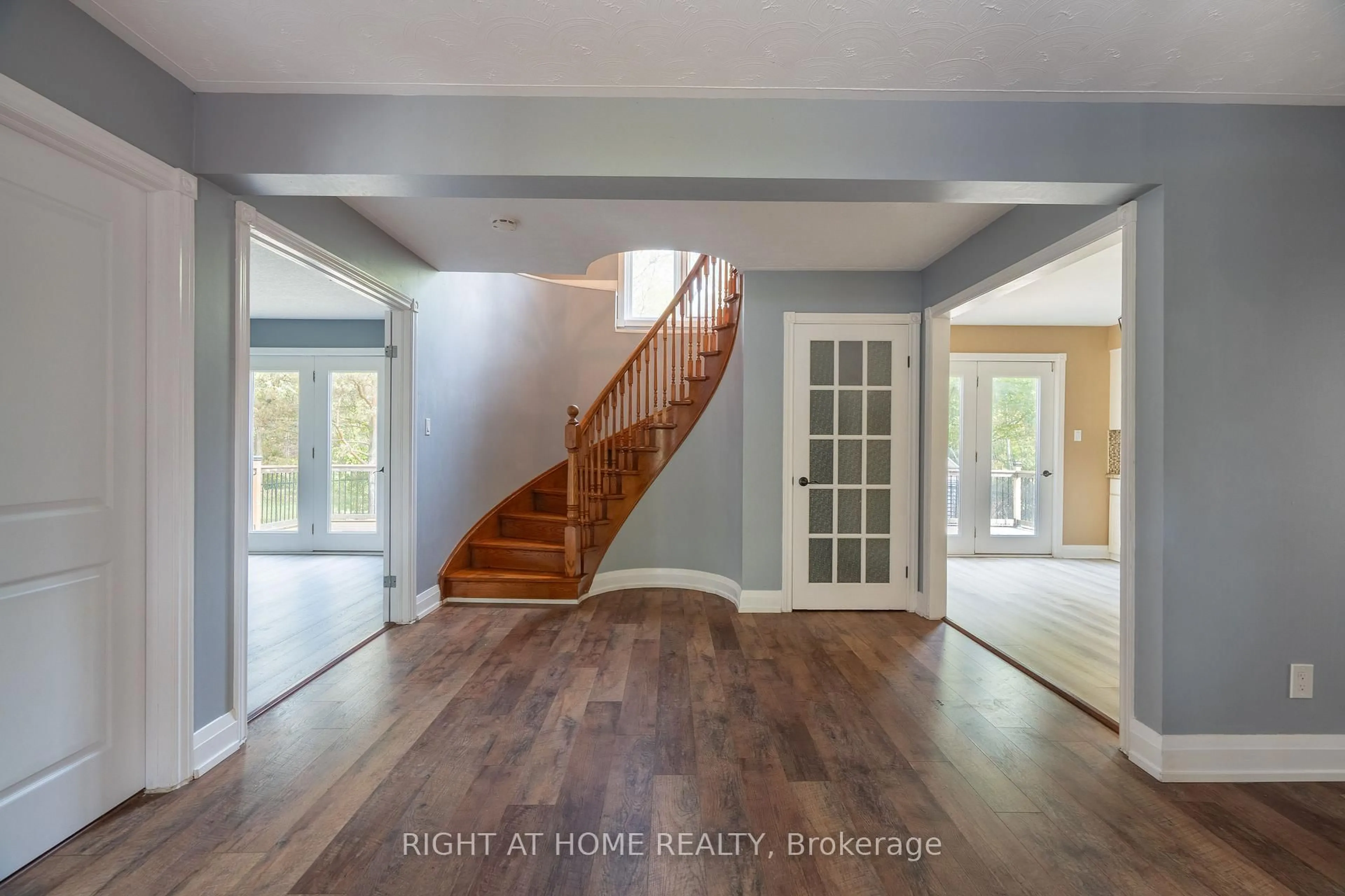 Indoor entryway for 2205 Coronation Blvd, Cambridge Ontario N3H 3S1