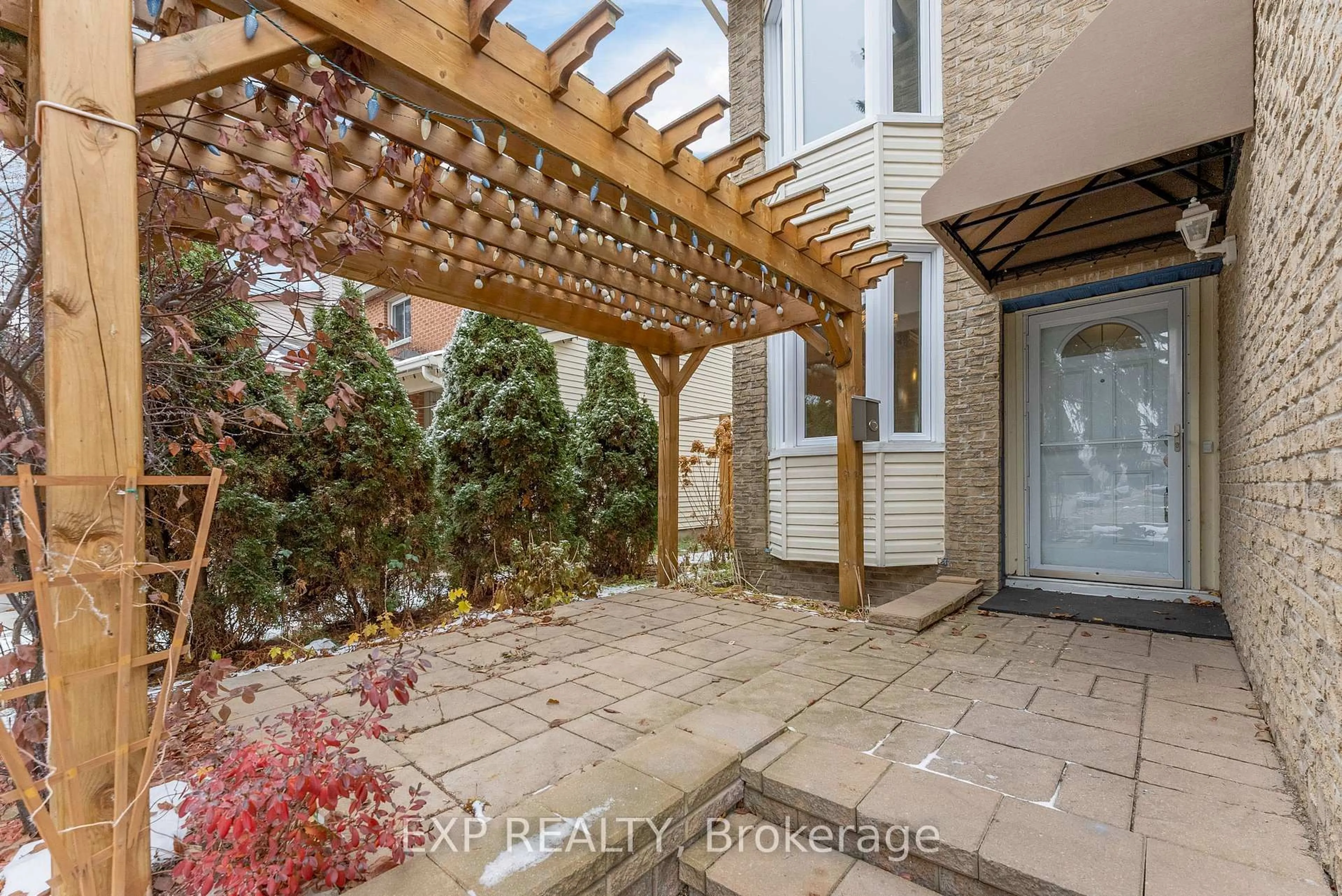 Patio, street for 1626 Prestwick Dr, Orleans Ontario K1E 2Y1
