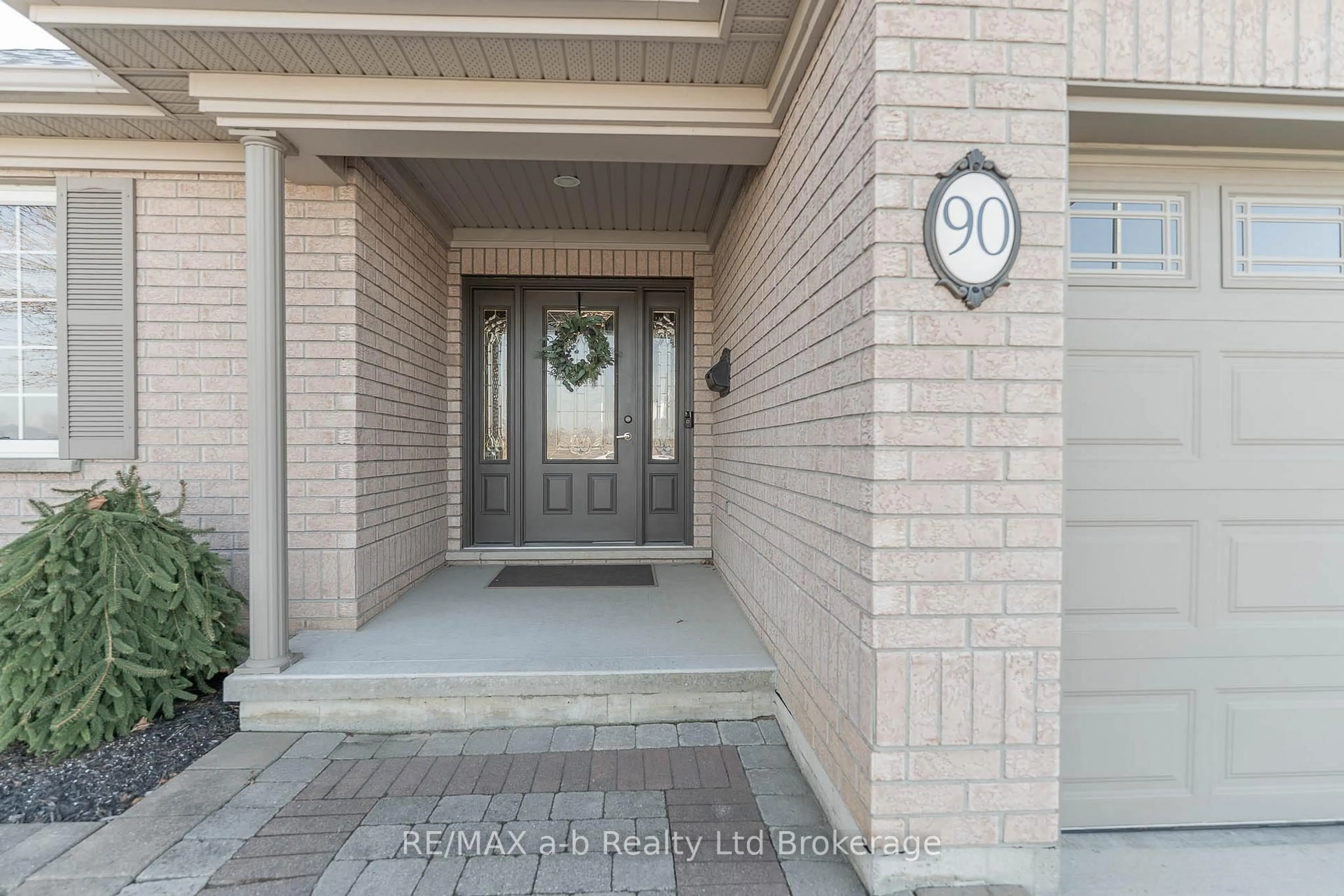 Indoor entryway for 90 WESTON Dr, Tillsonburg Ontario N4G 5W9