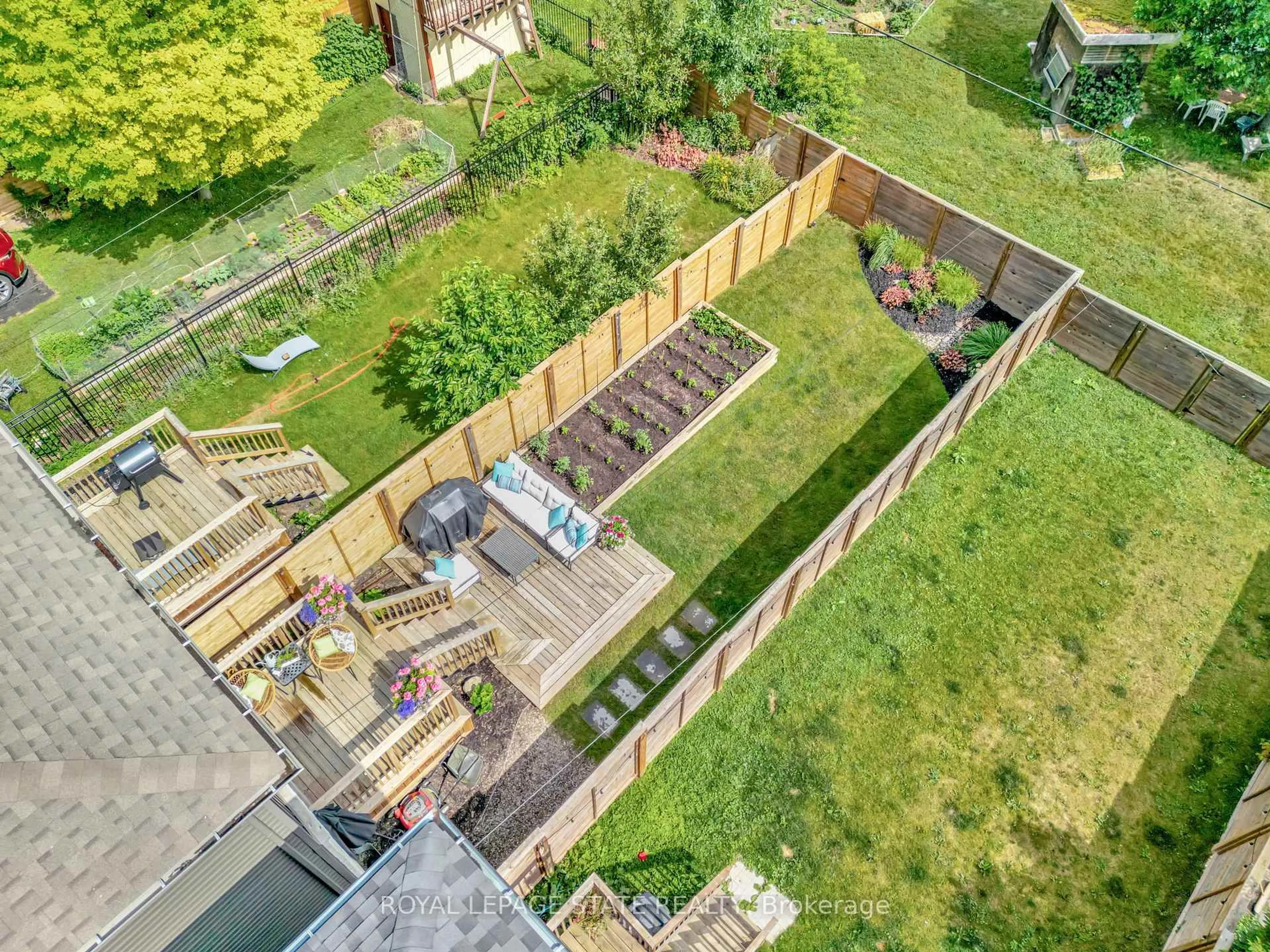 A pic from outside/outdoor area/front of a property/back of a property/a pic from drone, city buildings view from balcony for 74 Melbourne St, Hamilton Ontario L8P 2A6