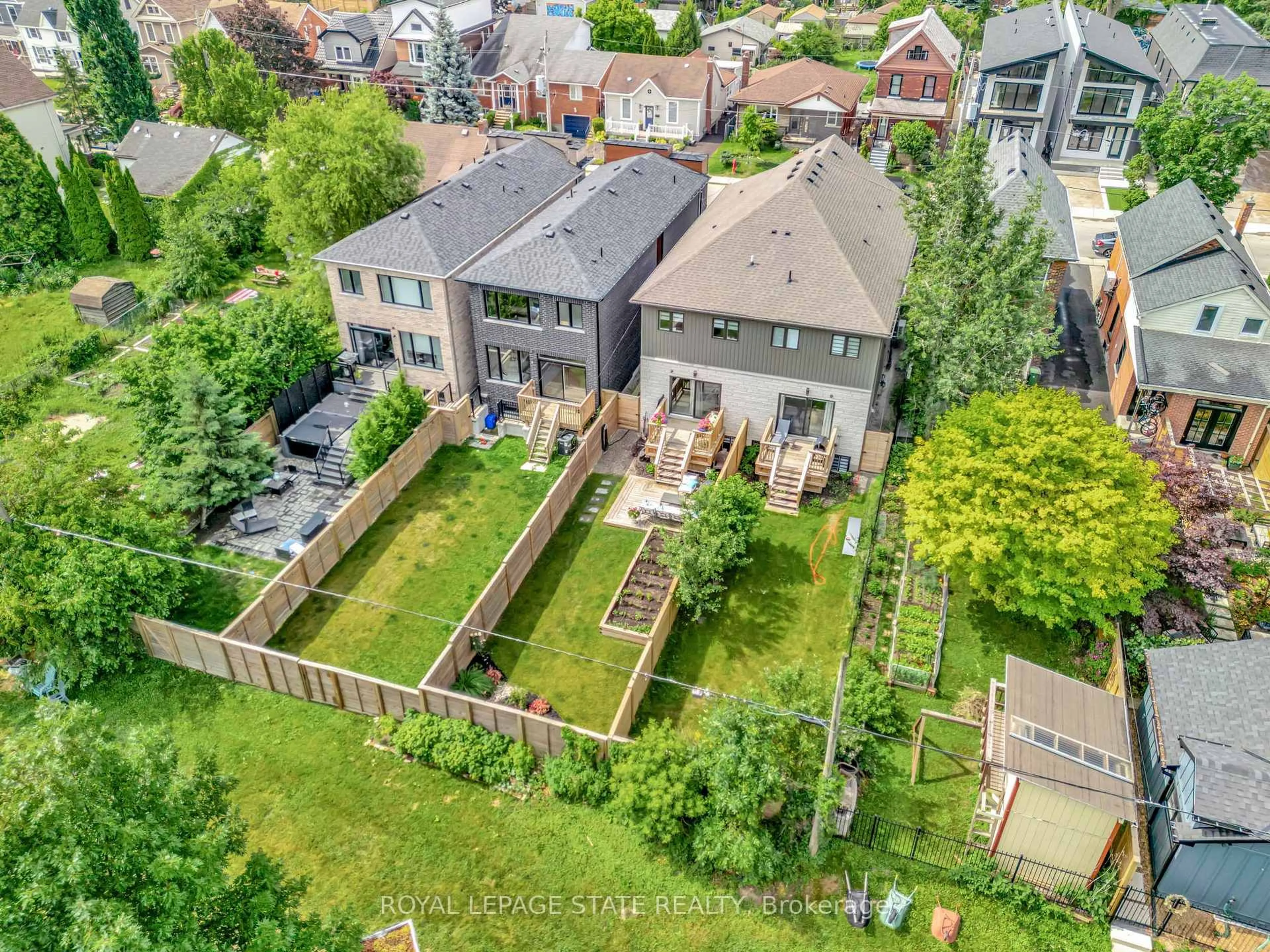 A pic from outside/outdoor area/front of a property/back of a property/a pic from drone, unknown for 74 Melbourne St, Hamilton Ontario L8P 2A6