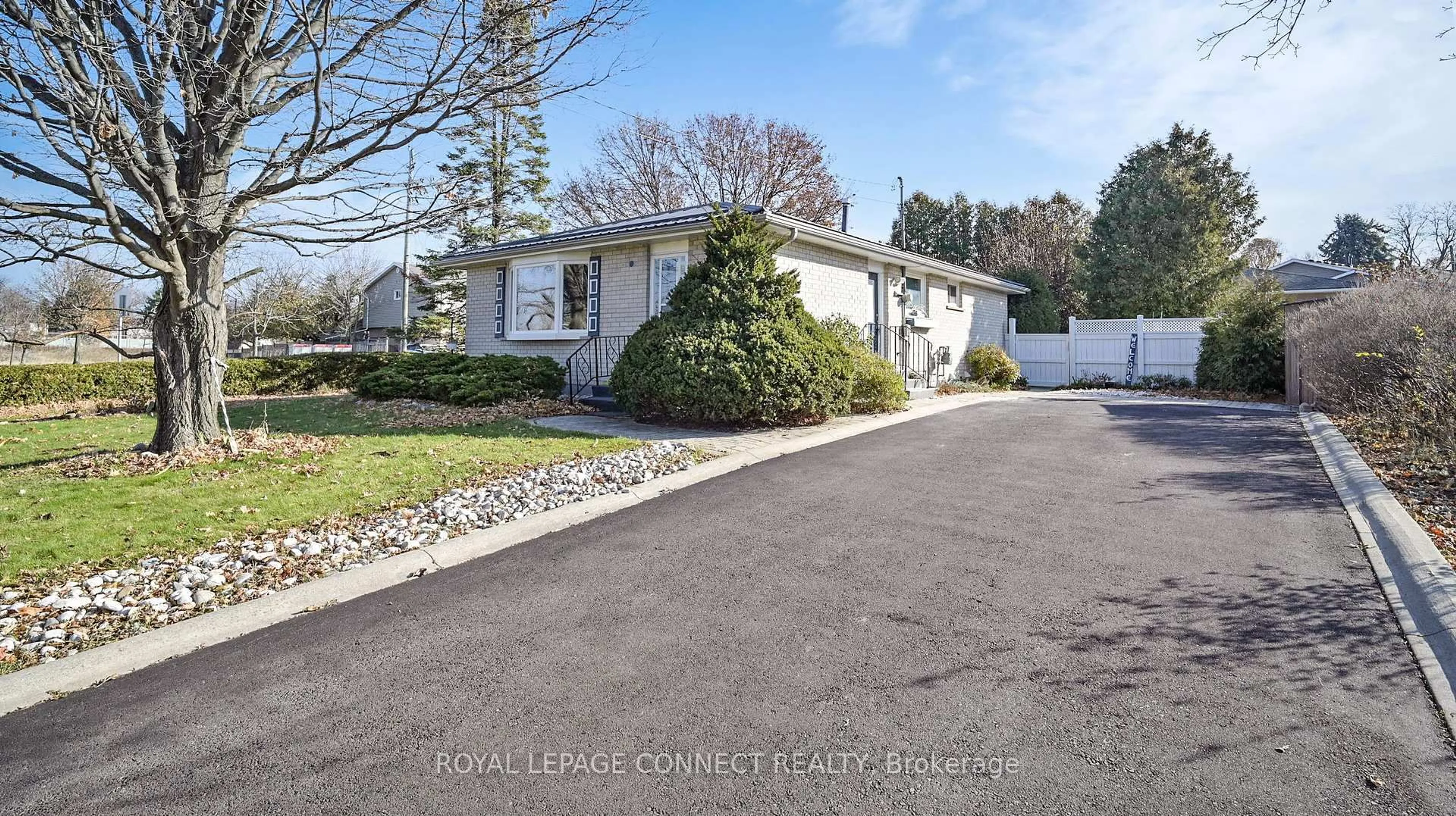 A pic from outside/outdoor area/front of a property/back of a property/a pic from drone, street for 3 Rosewell St, Hamilton Ontario L8W 1V5