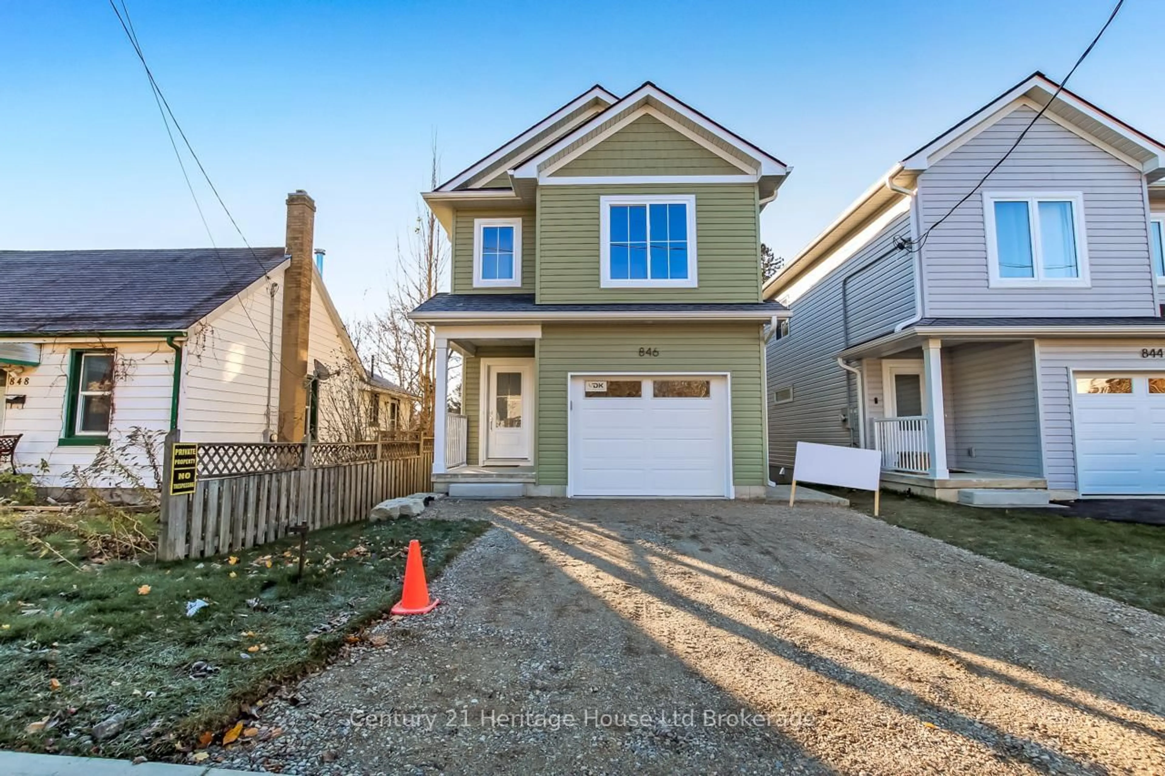 Home with vinyl exterior material, street for 846 Water St, Woodstock Ontario N4S 1S7