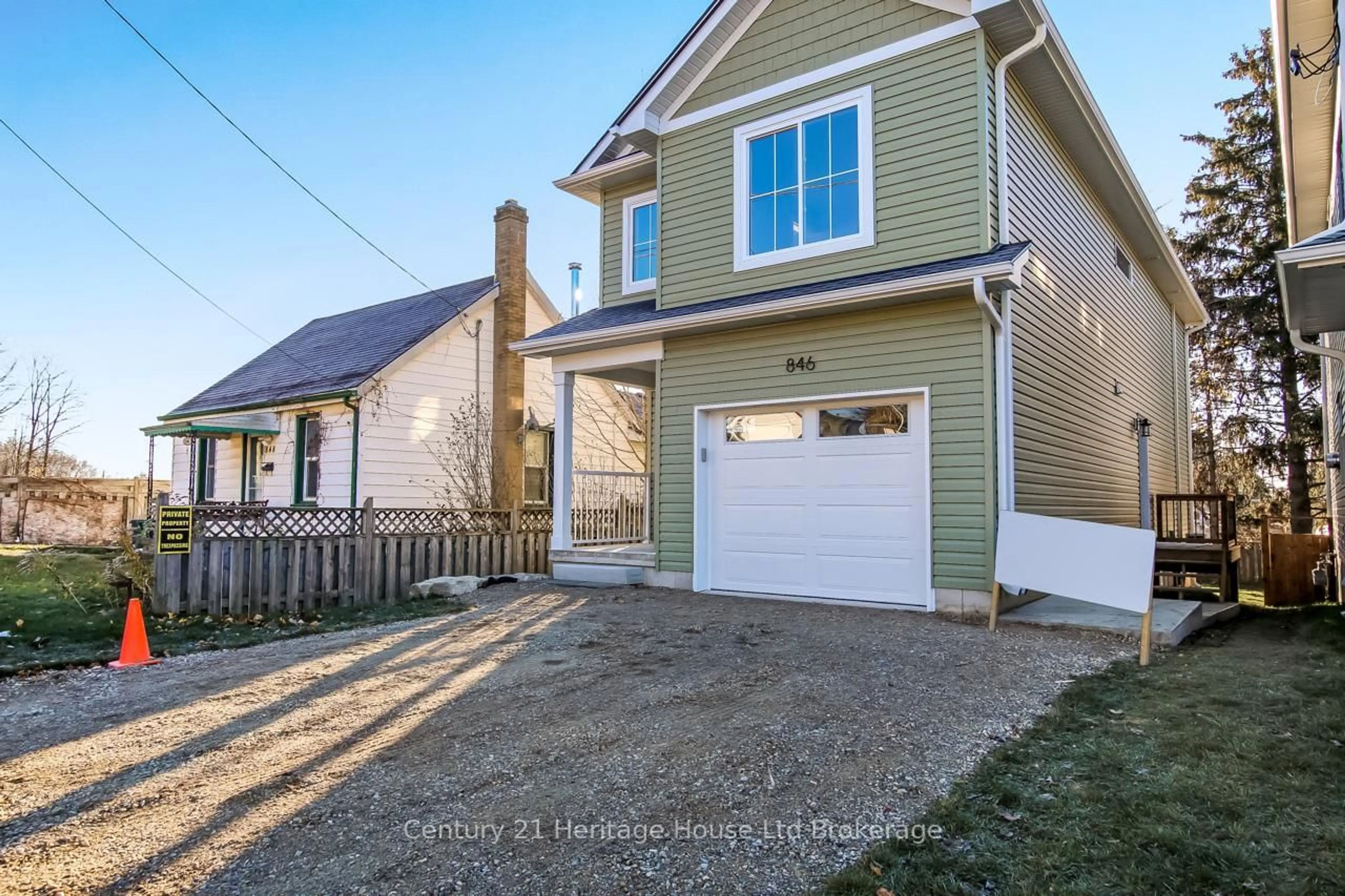 Home with vinyl exterior material, street for 846 Water St, Woodstock Ontario N4S 1S7