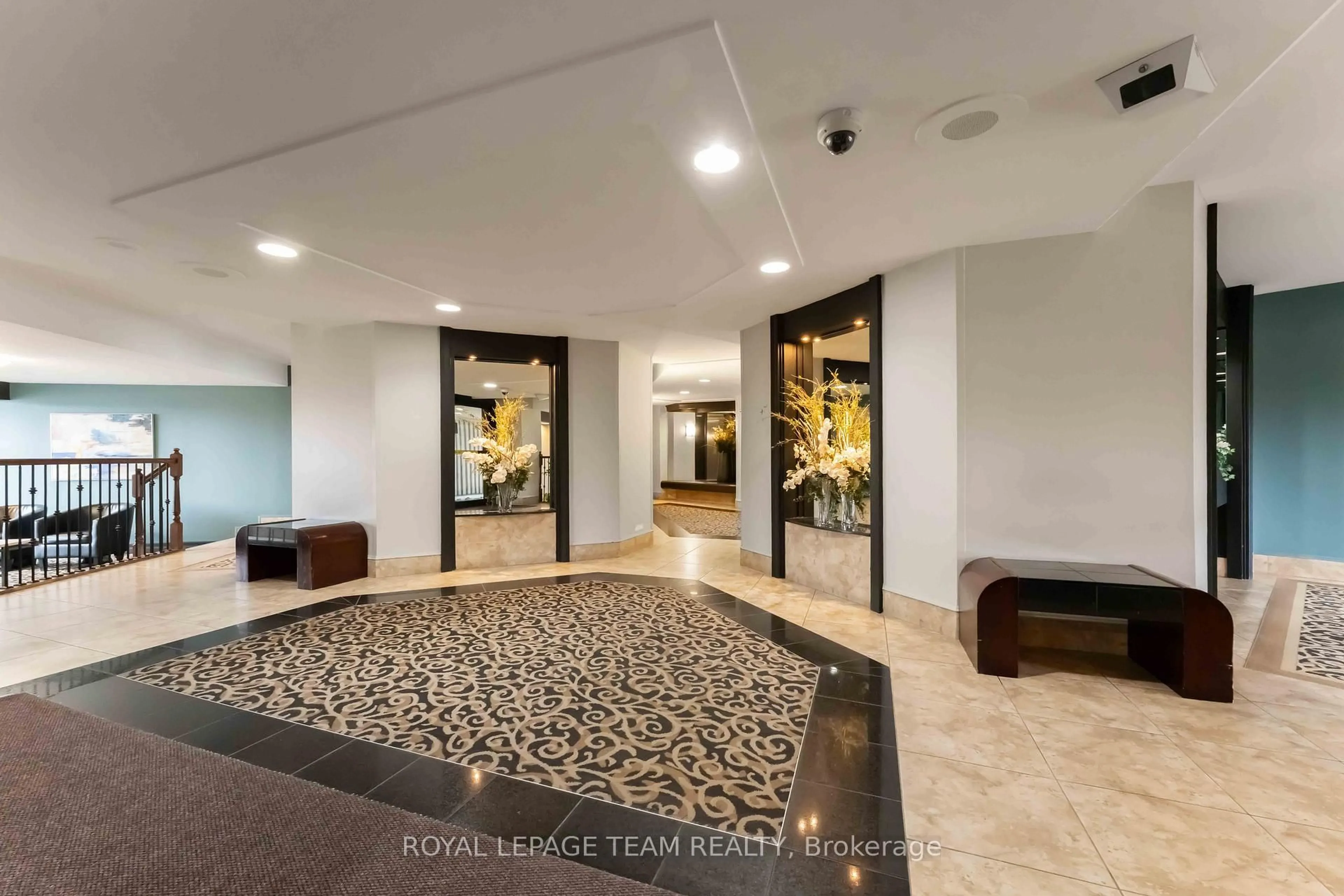 Indoor foyer for 1081 Ambleside Dr #2106, Ottawa Ontario K2B 8C8