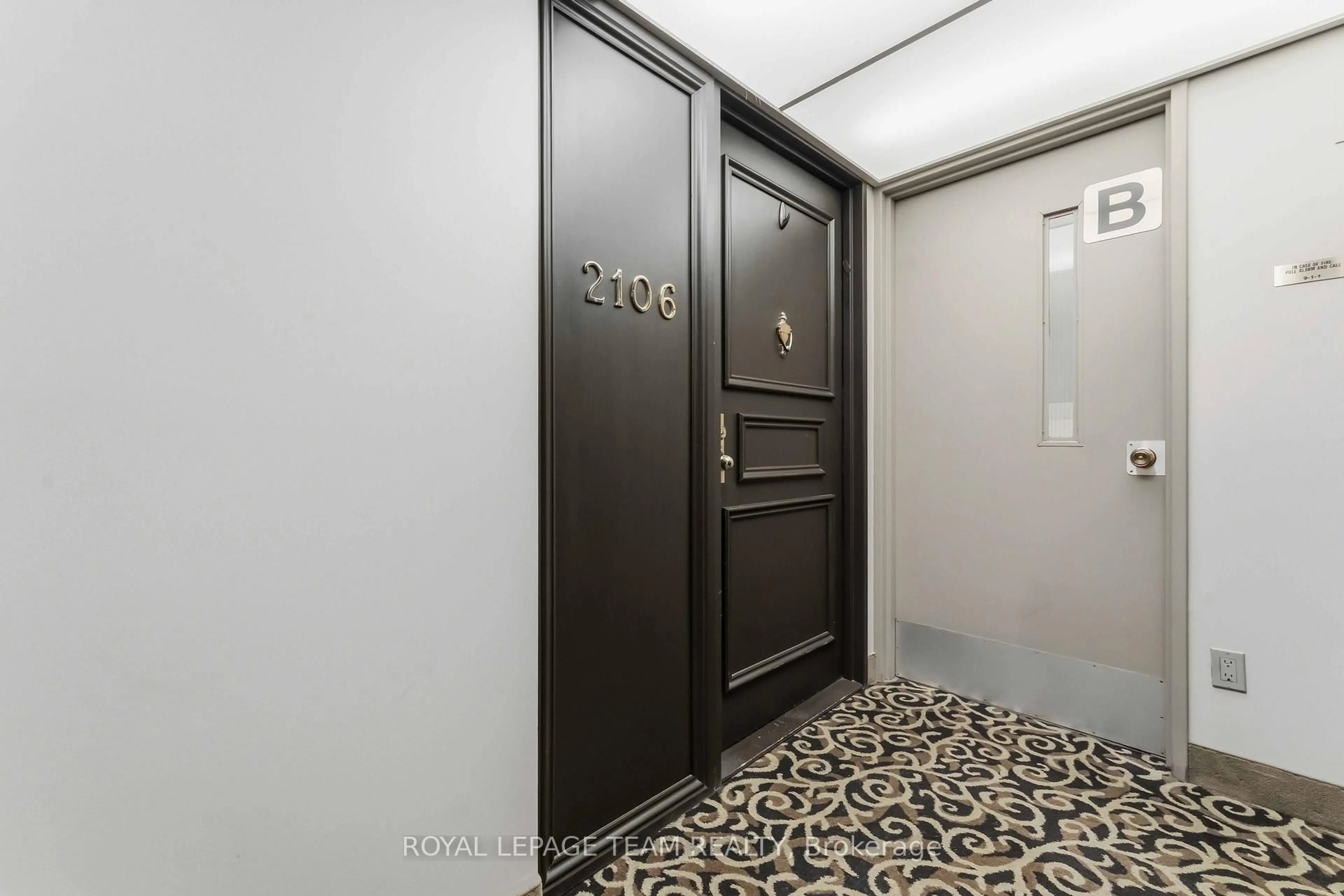 Indoor foyer for 1081 Ambleside Dr #2106, Ottawa Ontario K2B 8C8