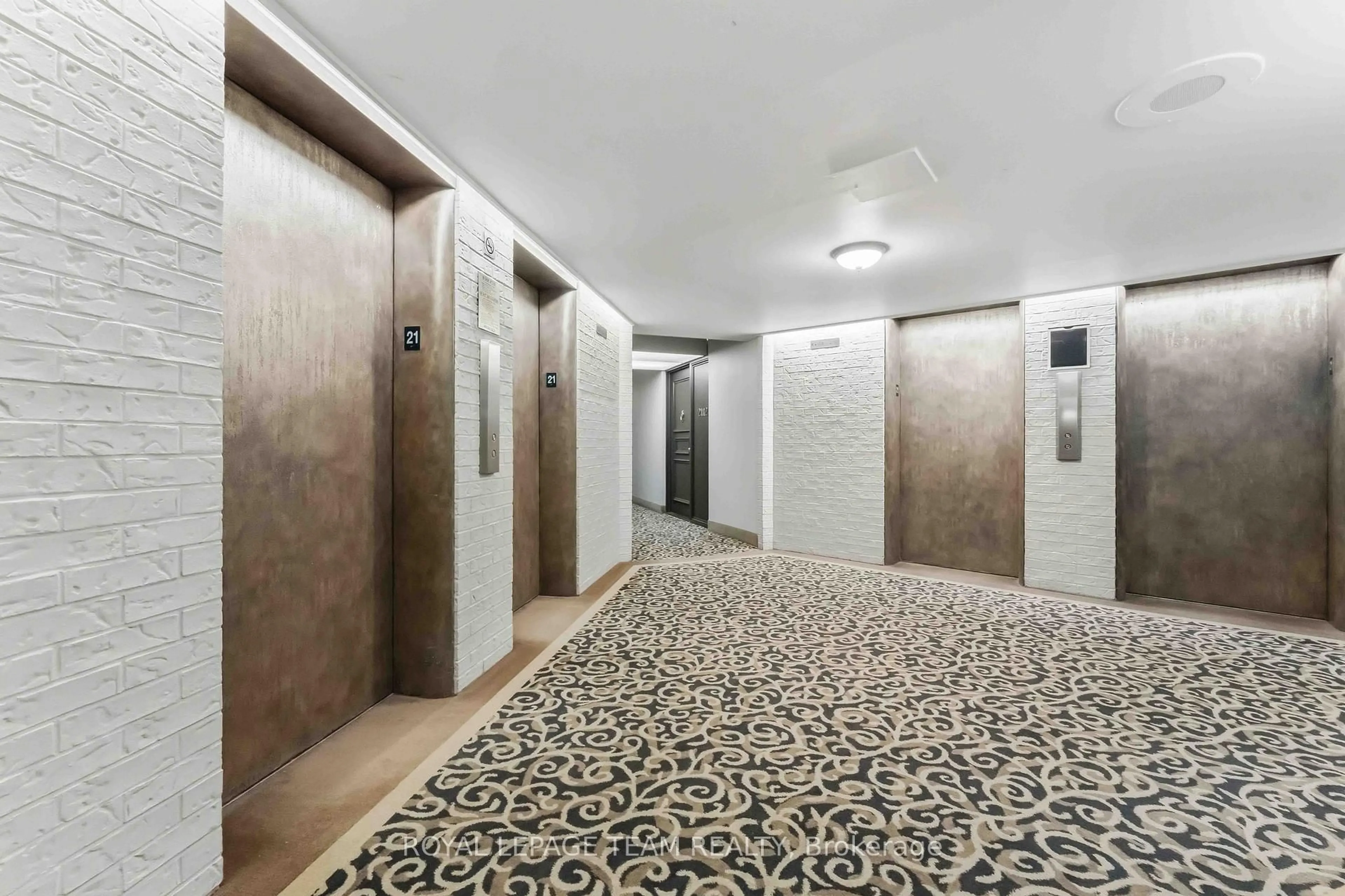 Indoor foyer for 1081 Ambleside Dr #2106, Ottawa Ontario K2B 8C8