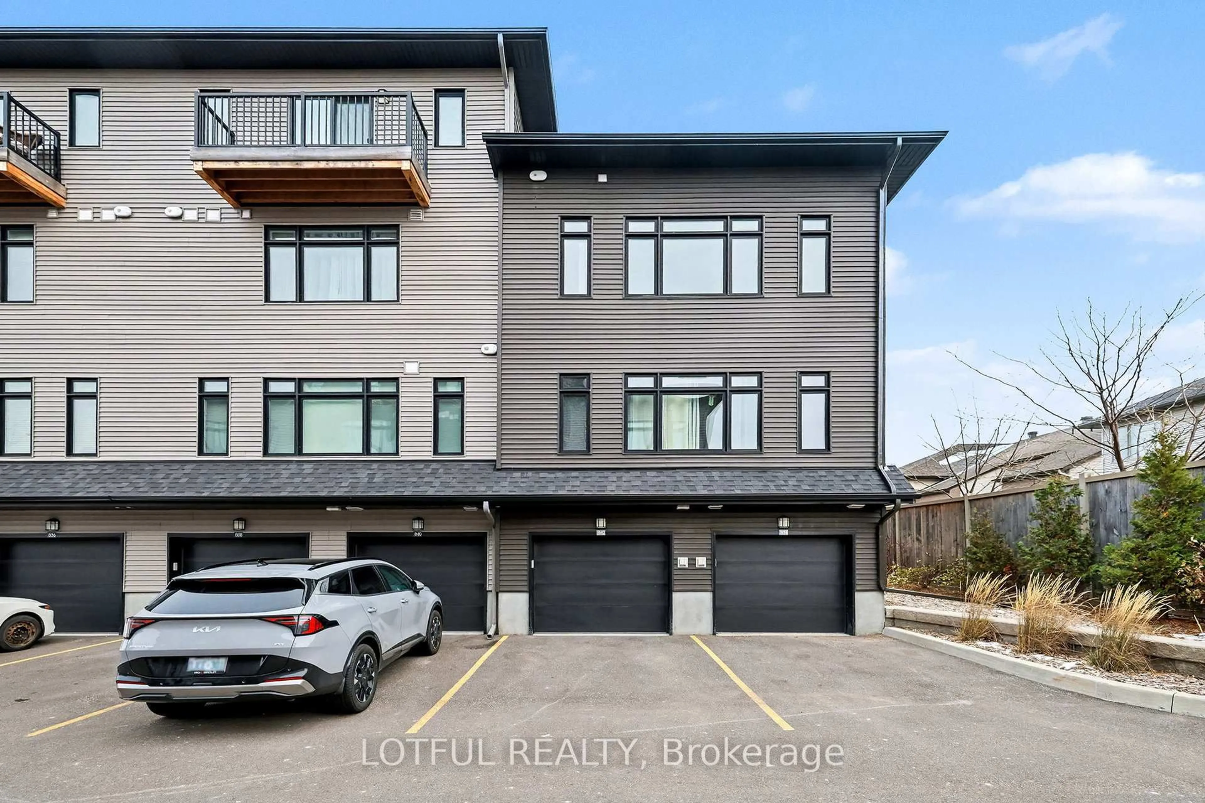 Unknown for 842 Ralph Hennesy Ave, Ottawa Ontario K1X 0E4