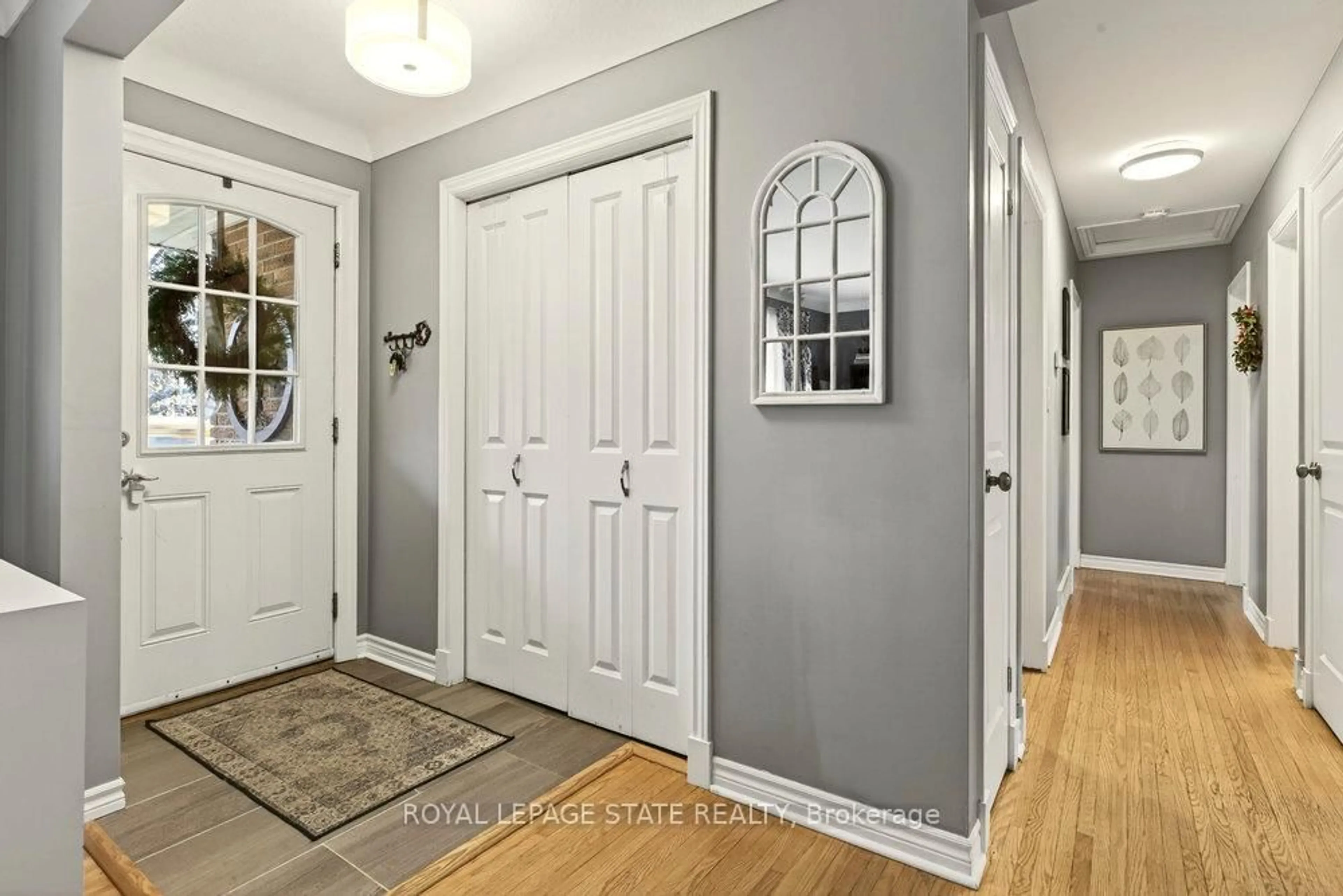 Indoor entryway for 7 Prince Charles Dr, St. Catharines Ontario L2N 3Y4