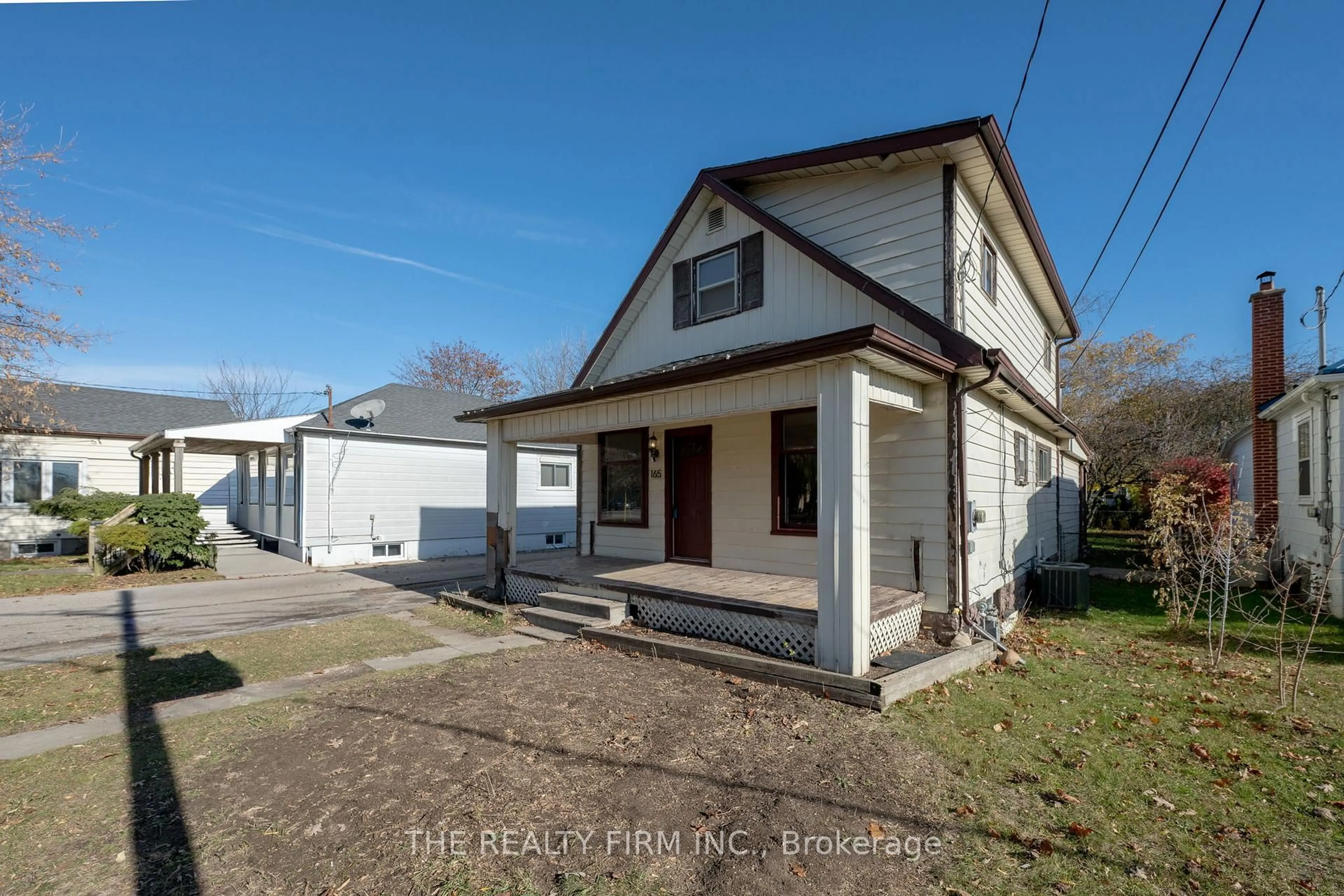 A pic from outside/outdoor area/front of a property/back of a property/a pic from drone, street for 165 Sunset Dr, St. Thomas Ontario N5R 3C1