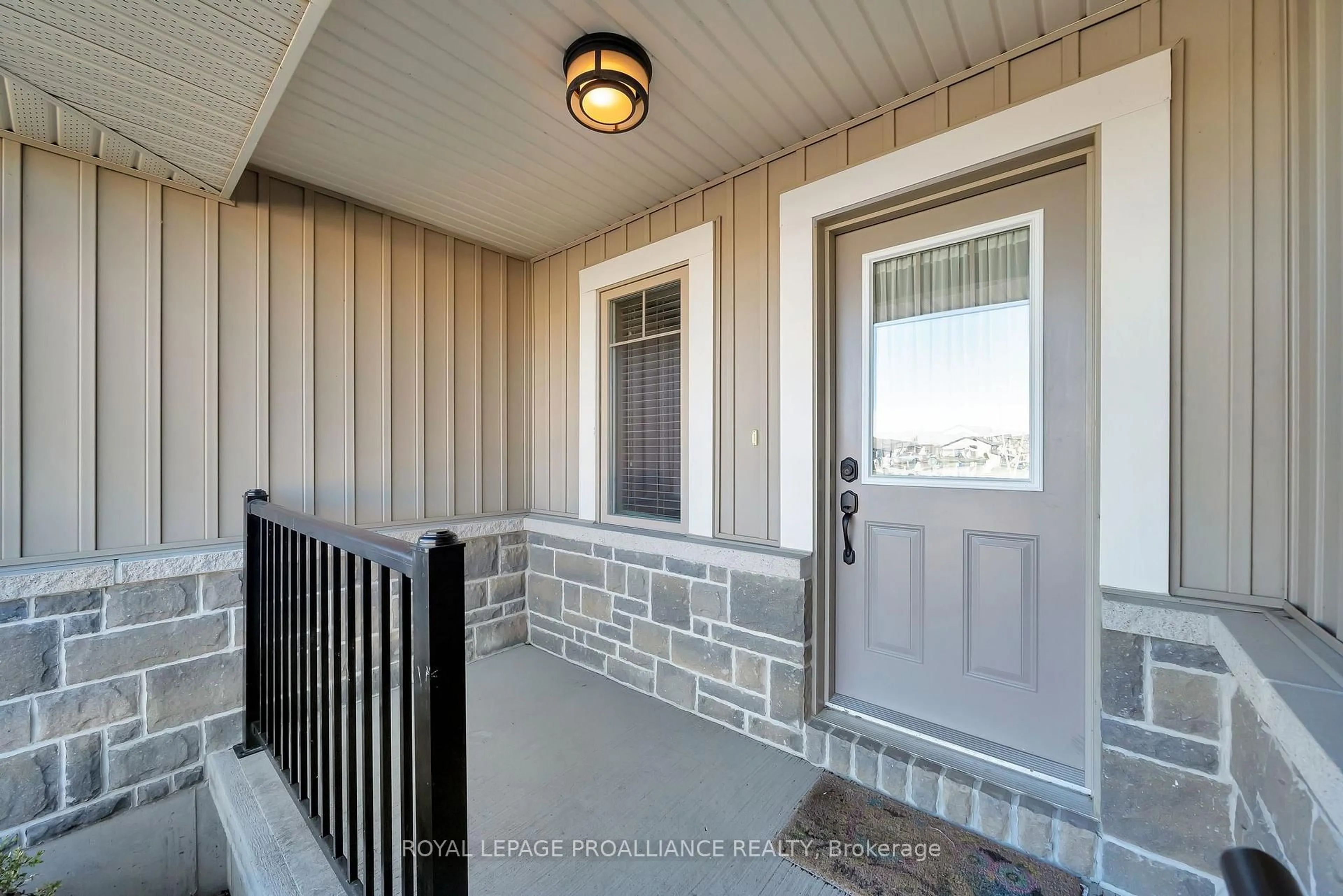 Indoor entryway for 22 CHINOOK St, Belleville Ontario K8P 0C4