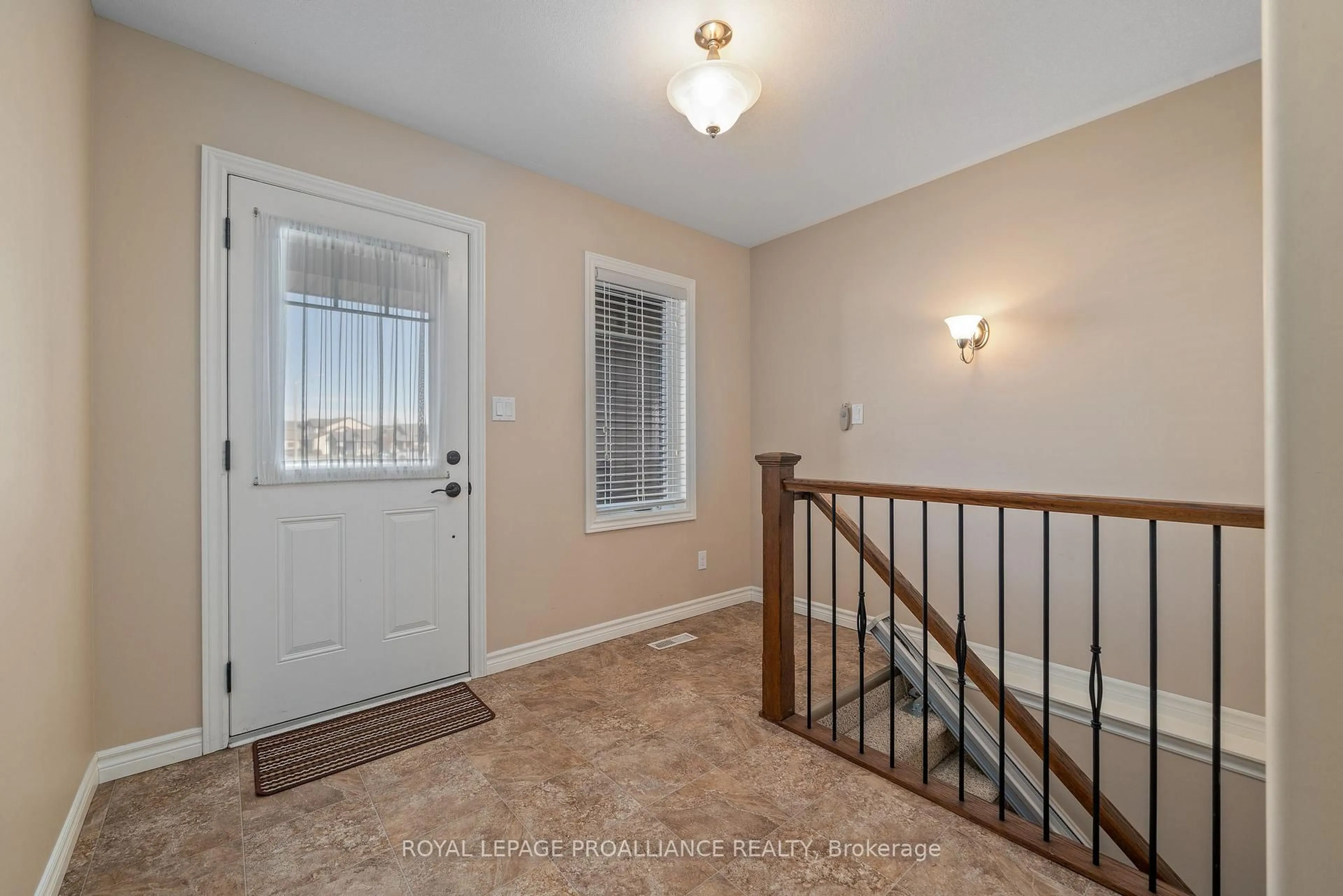 Indoor entryway for 22 CHINOOK St, Belleville Ontario K8P 0C4