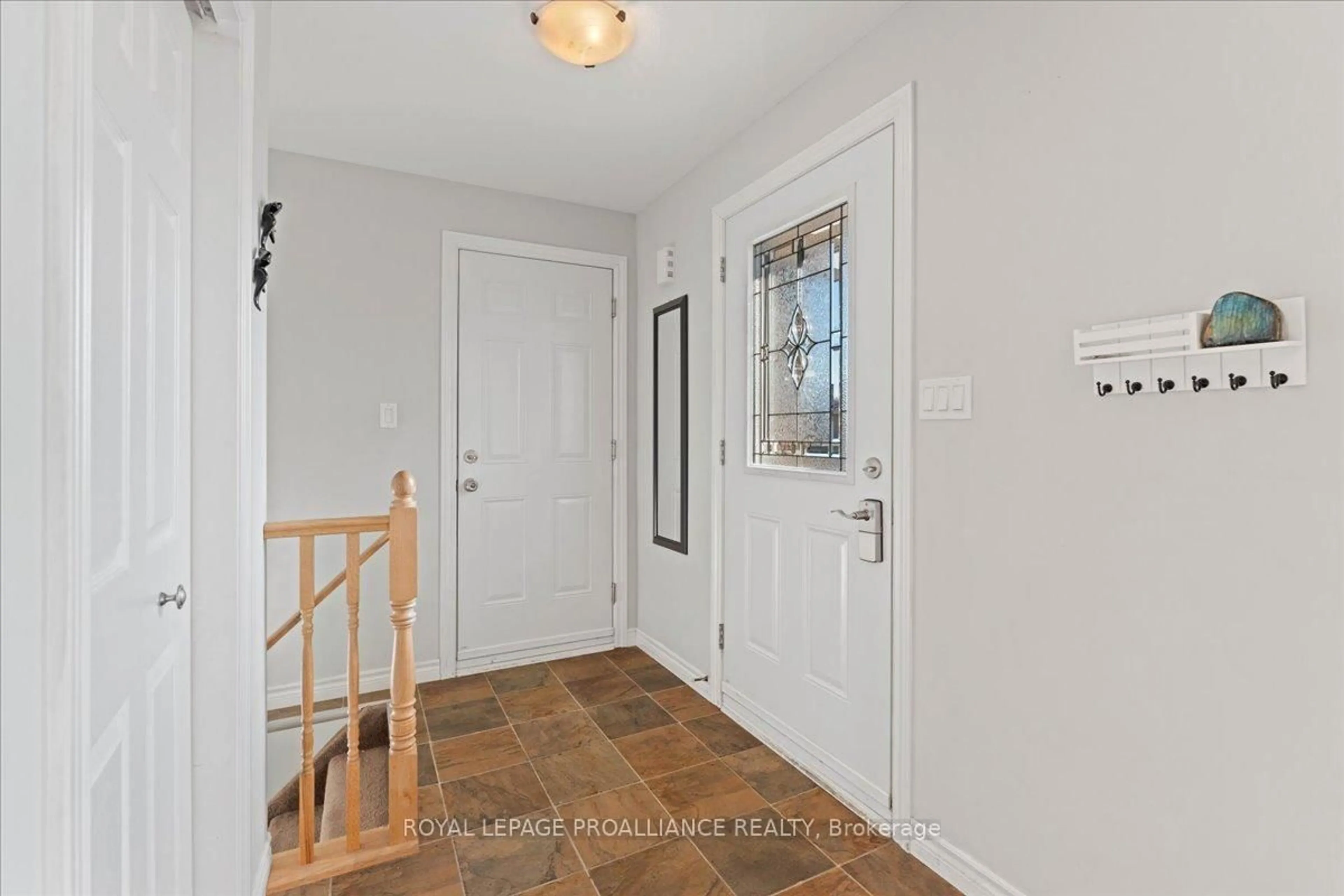 Indoor entryway for 189 Nicholas St, Quinte West Ontario K8V 6E8
