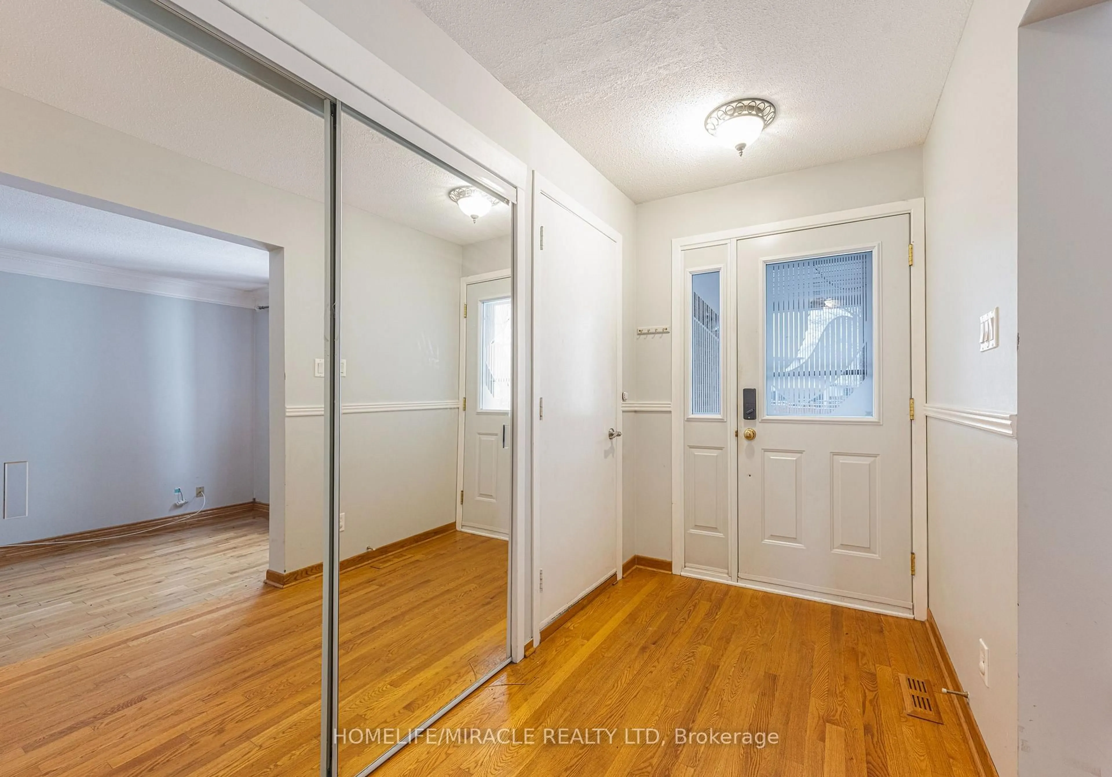 Indoor entryway for 1799 Bromont Way, Ottawa Ontario K1C 5H9