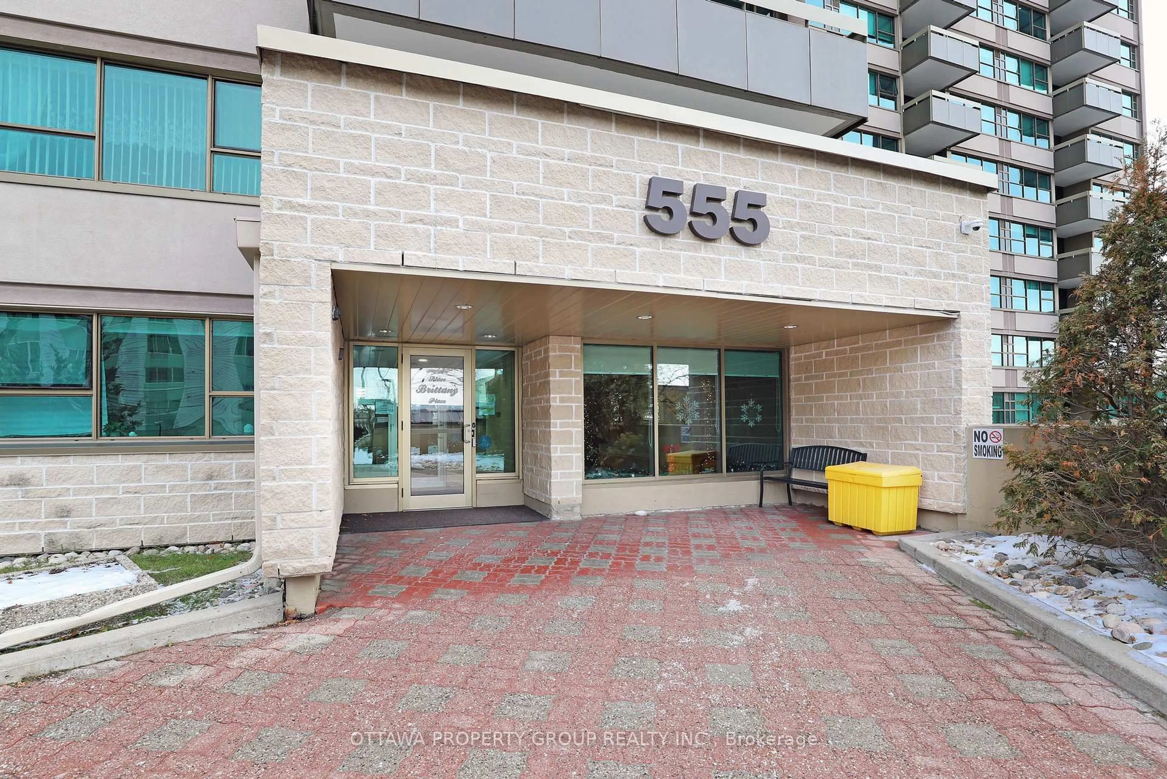 Indoor foyer for 555 Brittany Dr #416, Ottawa Ontario K1K 4C5