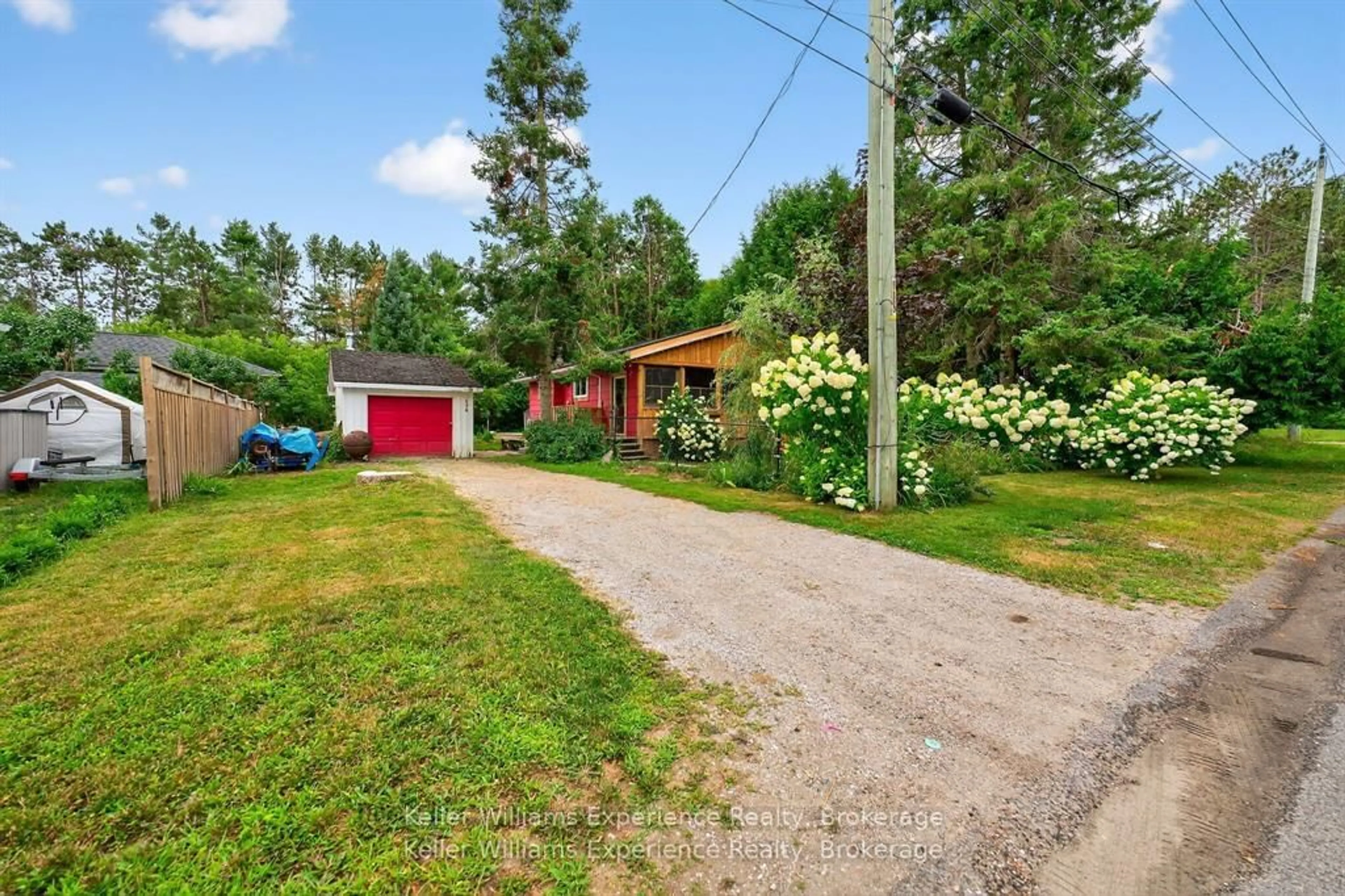 A pic from outside/outdoor area/front of a property/back of a property/a pic from drone, street for 194 ANN St, Bracebridge Ontario P1L 1L8