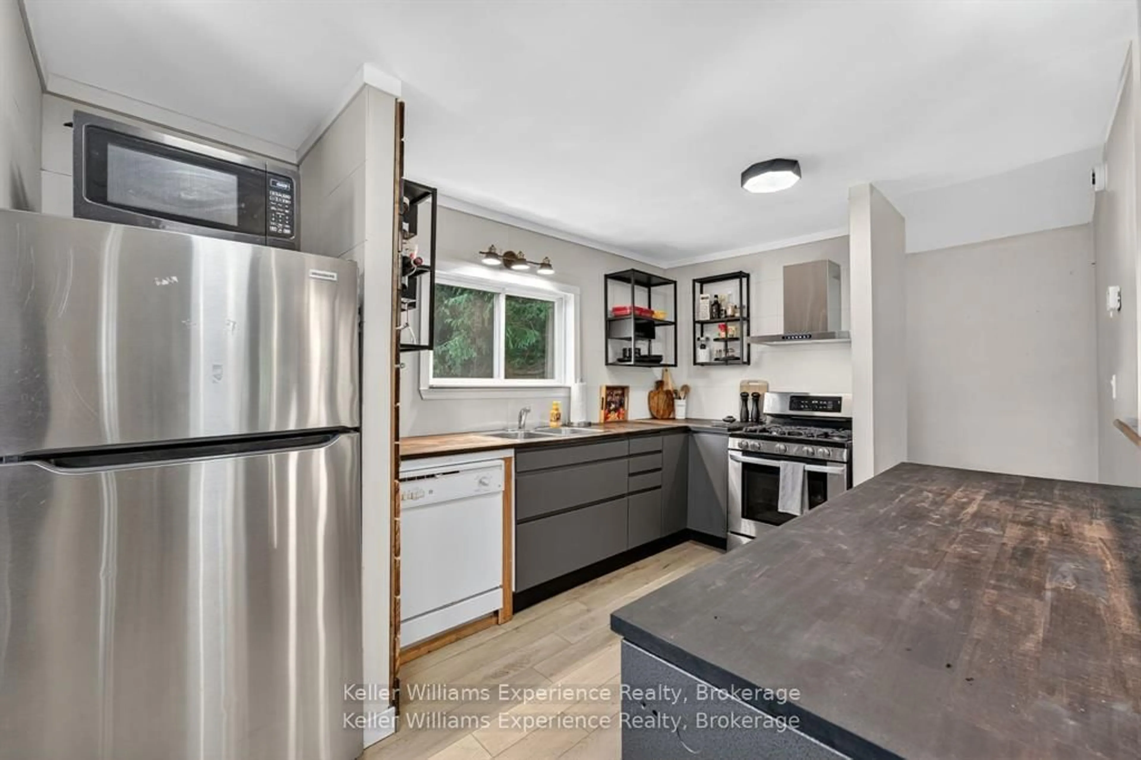 Open concept kitchen, ceramic/tile floor for 194 ANN St, Bracebridge Ontario P1L 1L8