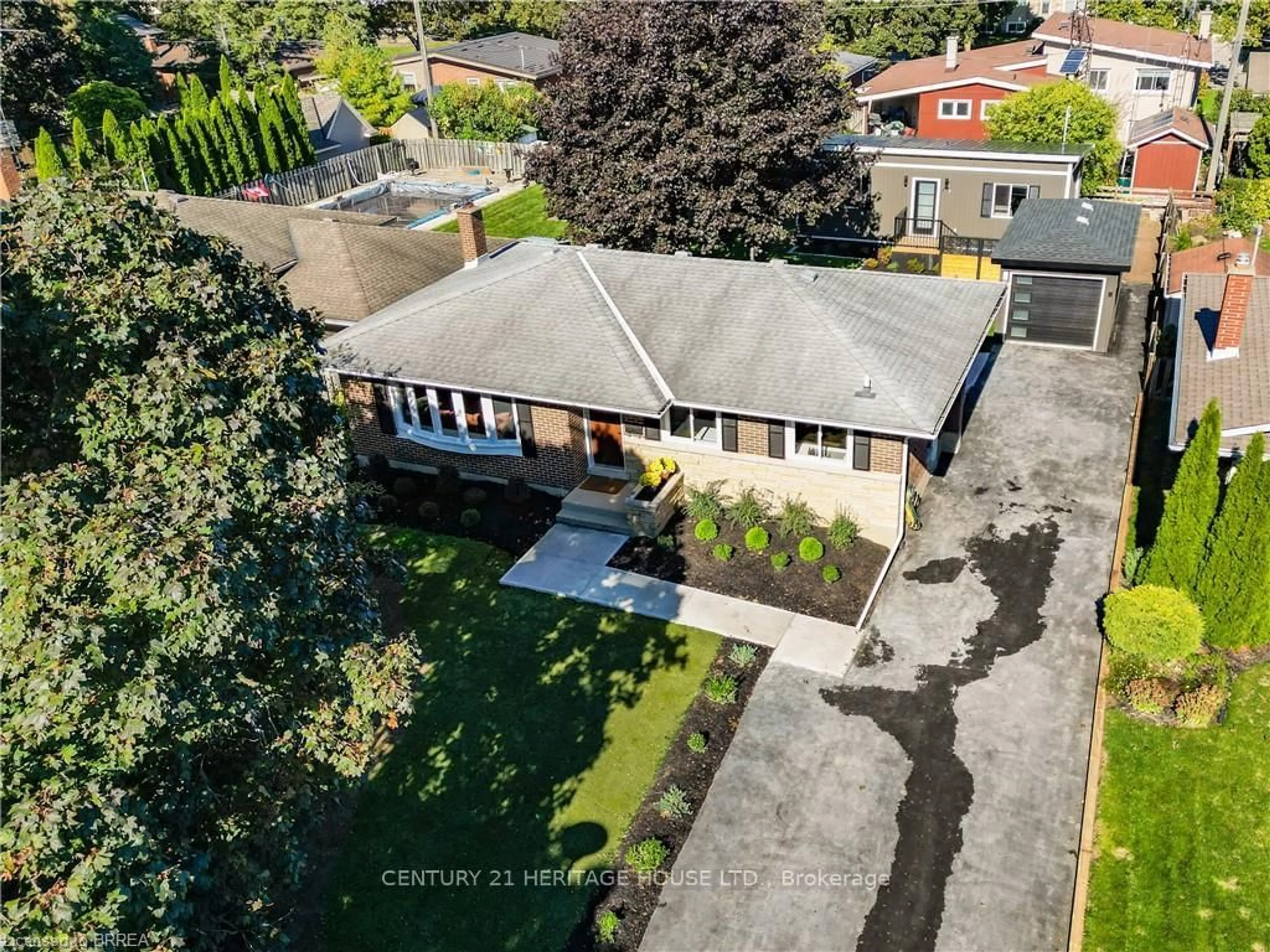 A pic from outside/outdoor area/front of a property/back of a property/a pic from drone, street for 17 Preston Dr, St. Catharines Ontario L2M 1X4