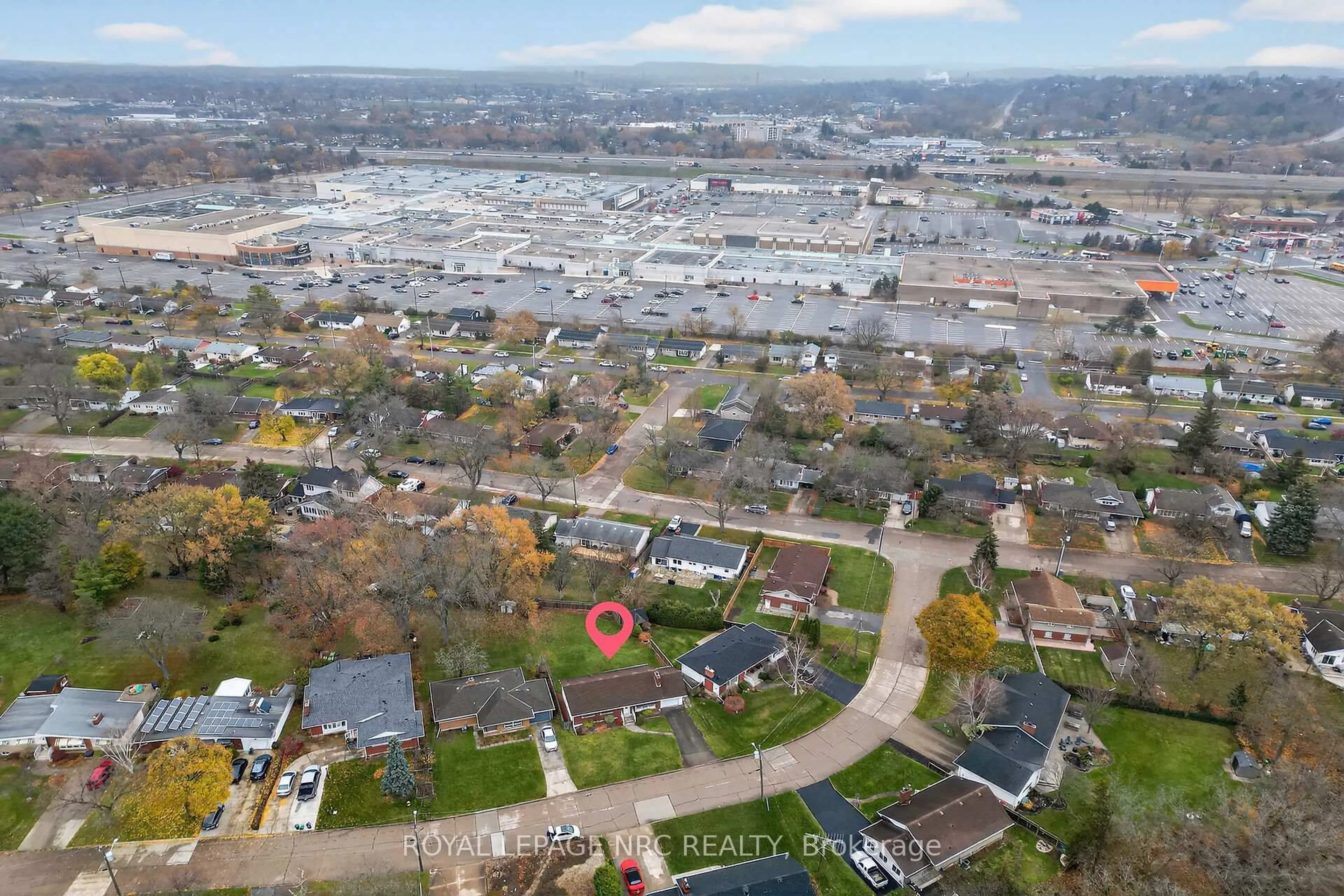 A pic from outside/outdoor area/front of a property/back of a property/a pic from drone, mountain view for 25 Elm Ridge Dr, St. Catharines Ontario L2T 2A7